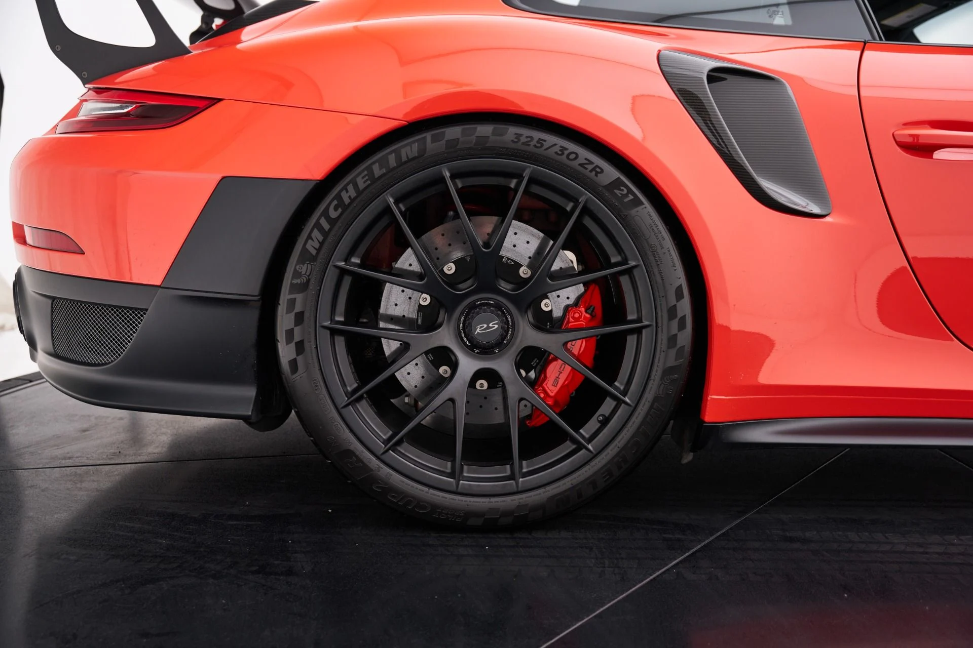 mph043_3111159528_Used_2018_Porsche_911_GT_2_RS_1792687205_0854383db3