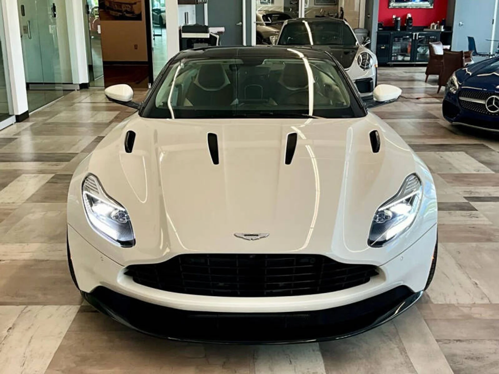 mph043_3130128209_2018_aston_martin_db11_v12_2dr_coupe_142ecea835