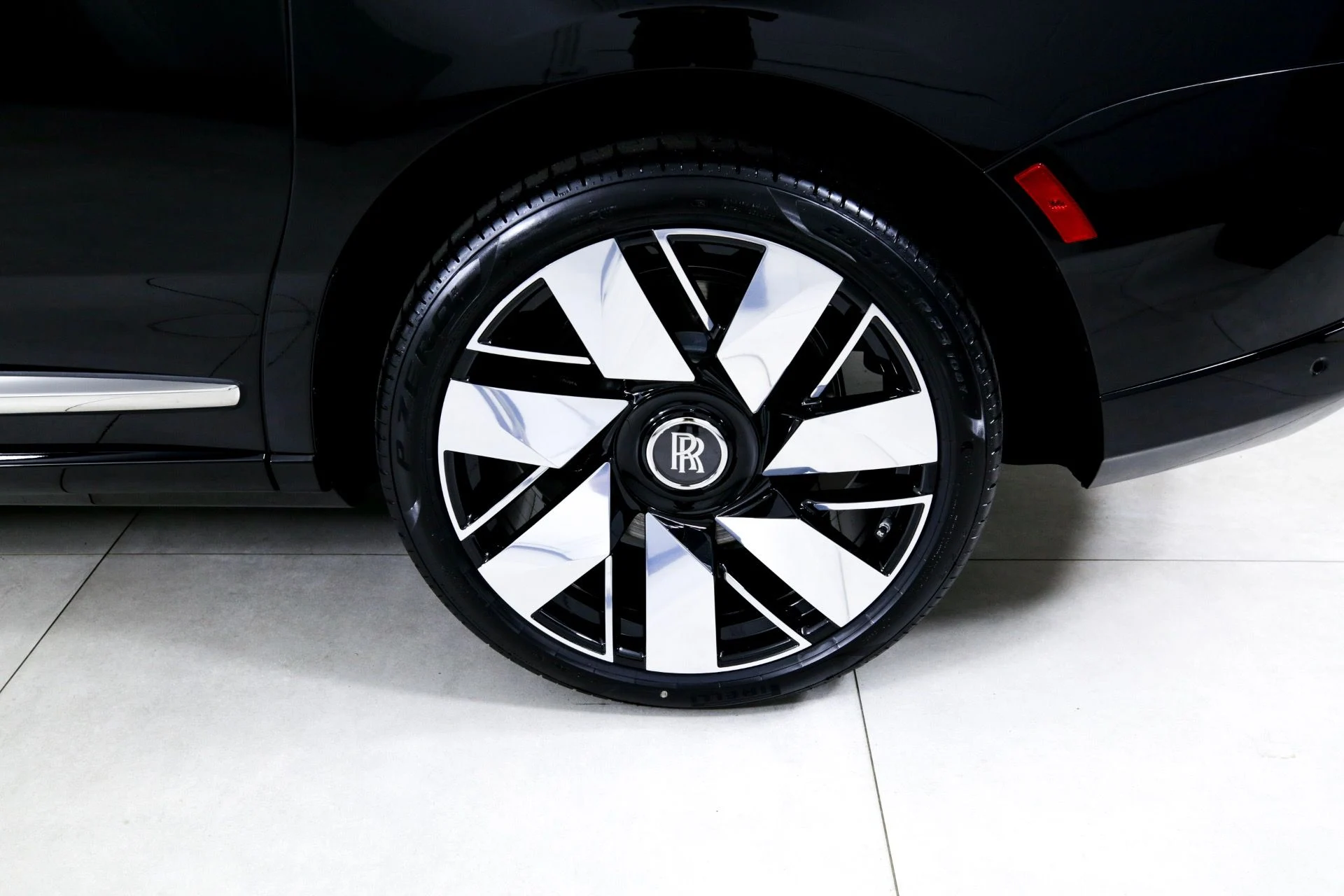 mph043_3143208312_Used_2025_Rolls_Royce_Cullinan_1746196138_f3bd54d118