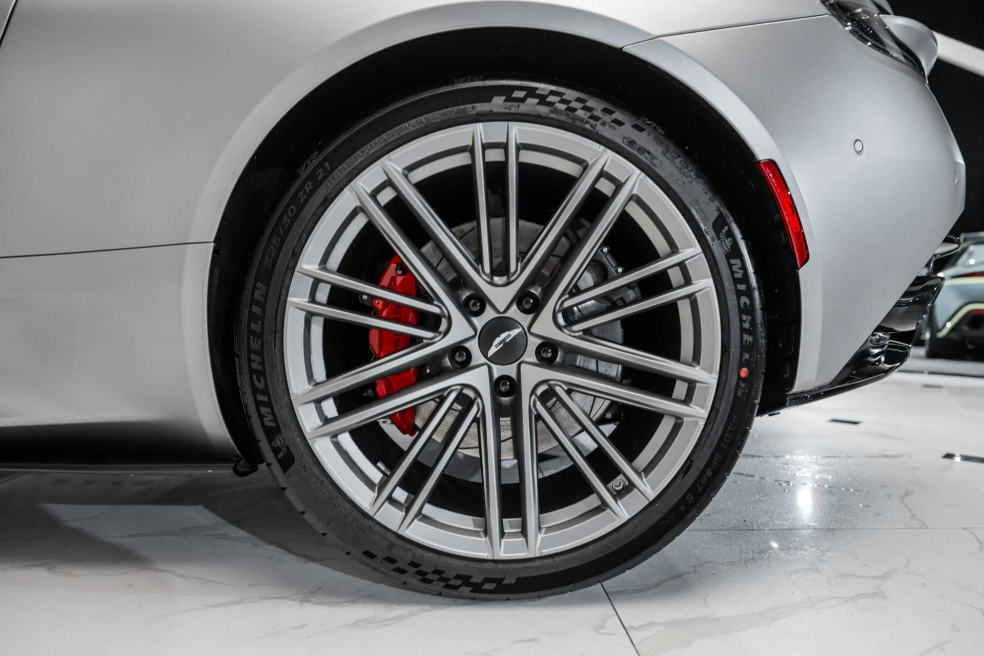mph043_3150692203_New_2025_Aston_Martin_DB_12_Volante_1735316524_819d1473ab