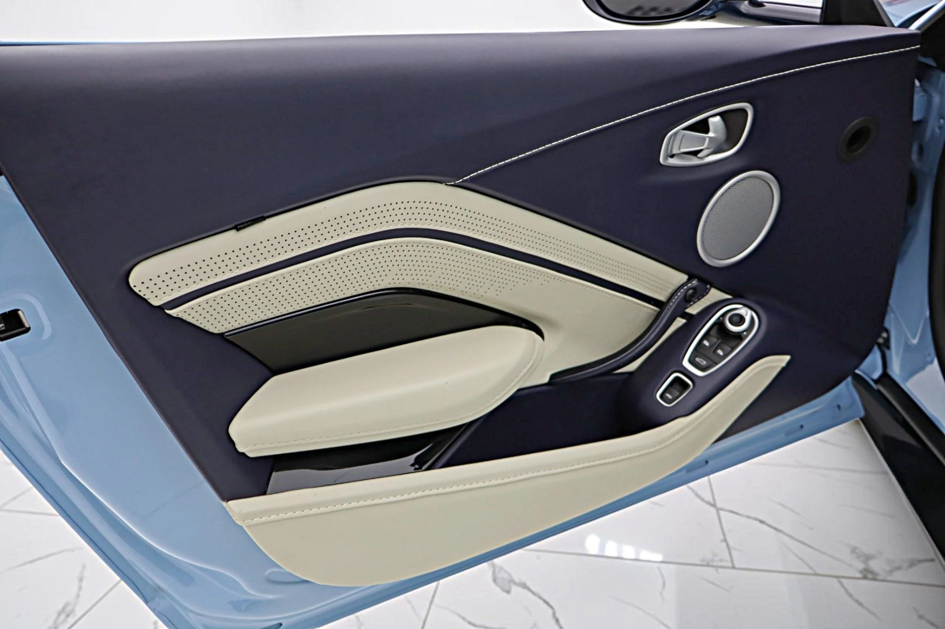 mph043_3152791347_Used_2022_Aston_Martin_Vantage_Roadster_3309c39d27