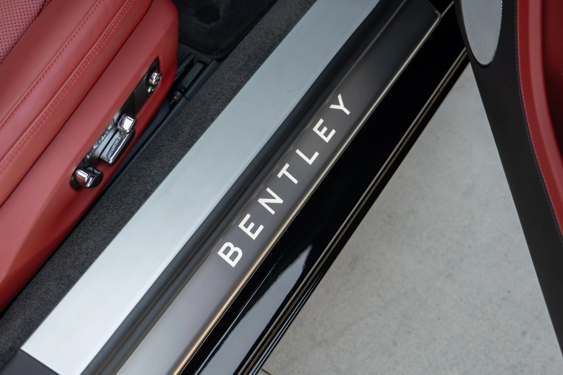 mph043_317394567_Used_2023_Bentley_Continental_GTC_V8_1755892856_8841e06999