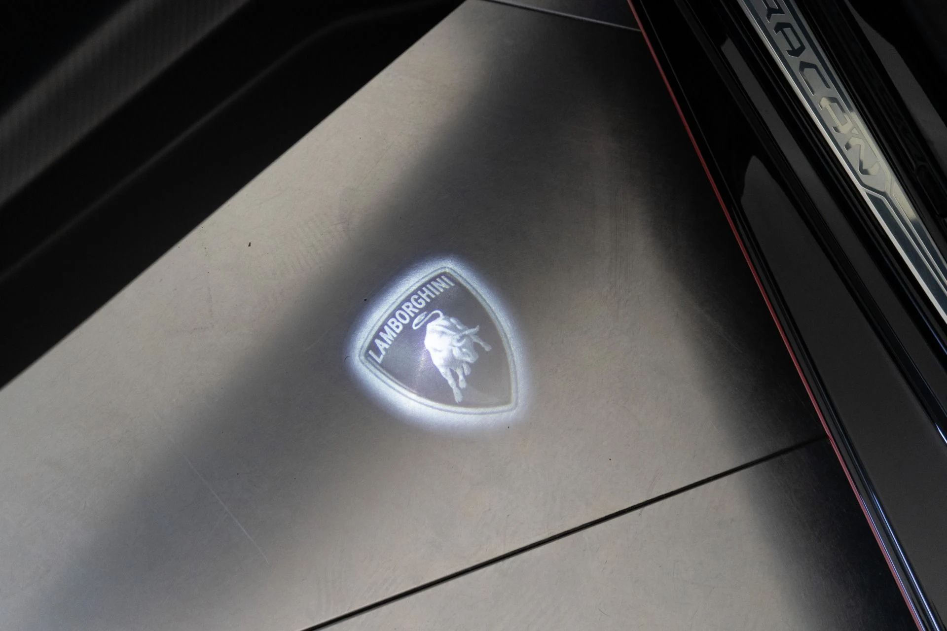 mph043_3180472537_Used_2024_Lamborghini_Huracan_STJ_1757002928_68b8a98c99