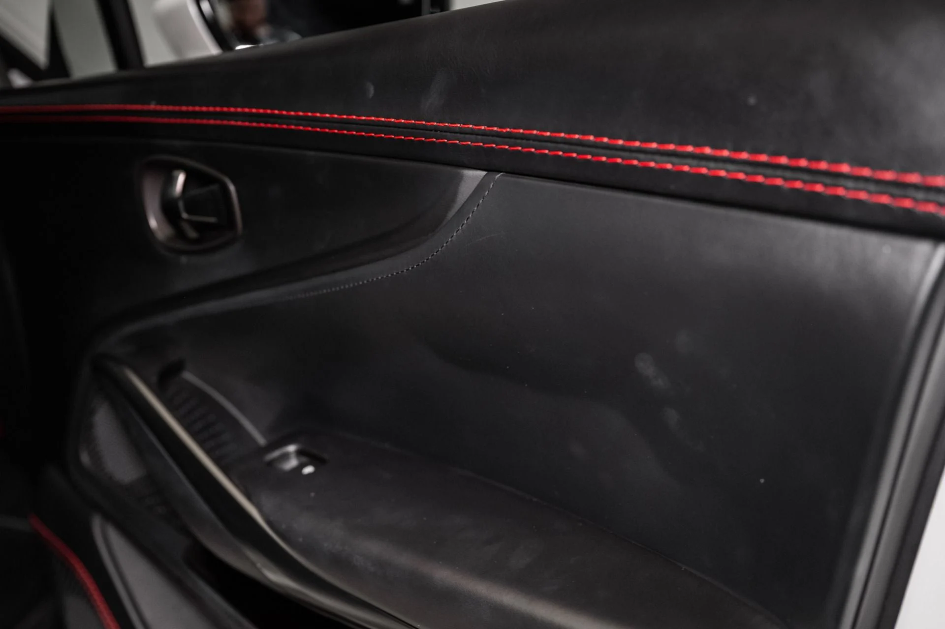 mph043_3187899168_Used_2023_Aston_Martin_DBX_1759420247_b0630b8a2e