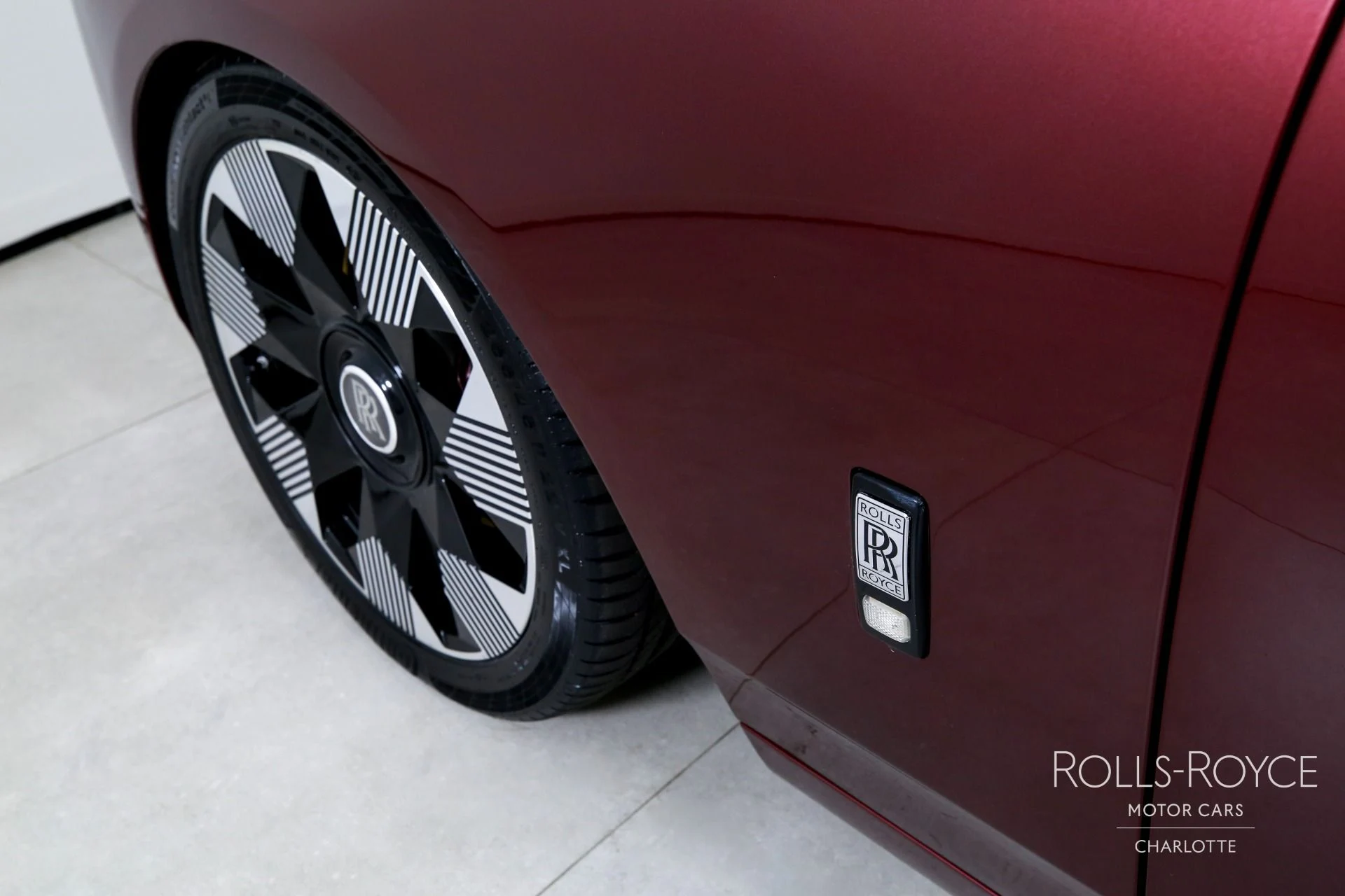 mph043_32495303_Used_2019_Rolls_Royce_Phantom_1760804131_ce0292fb3a