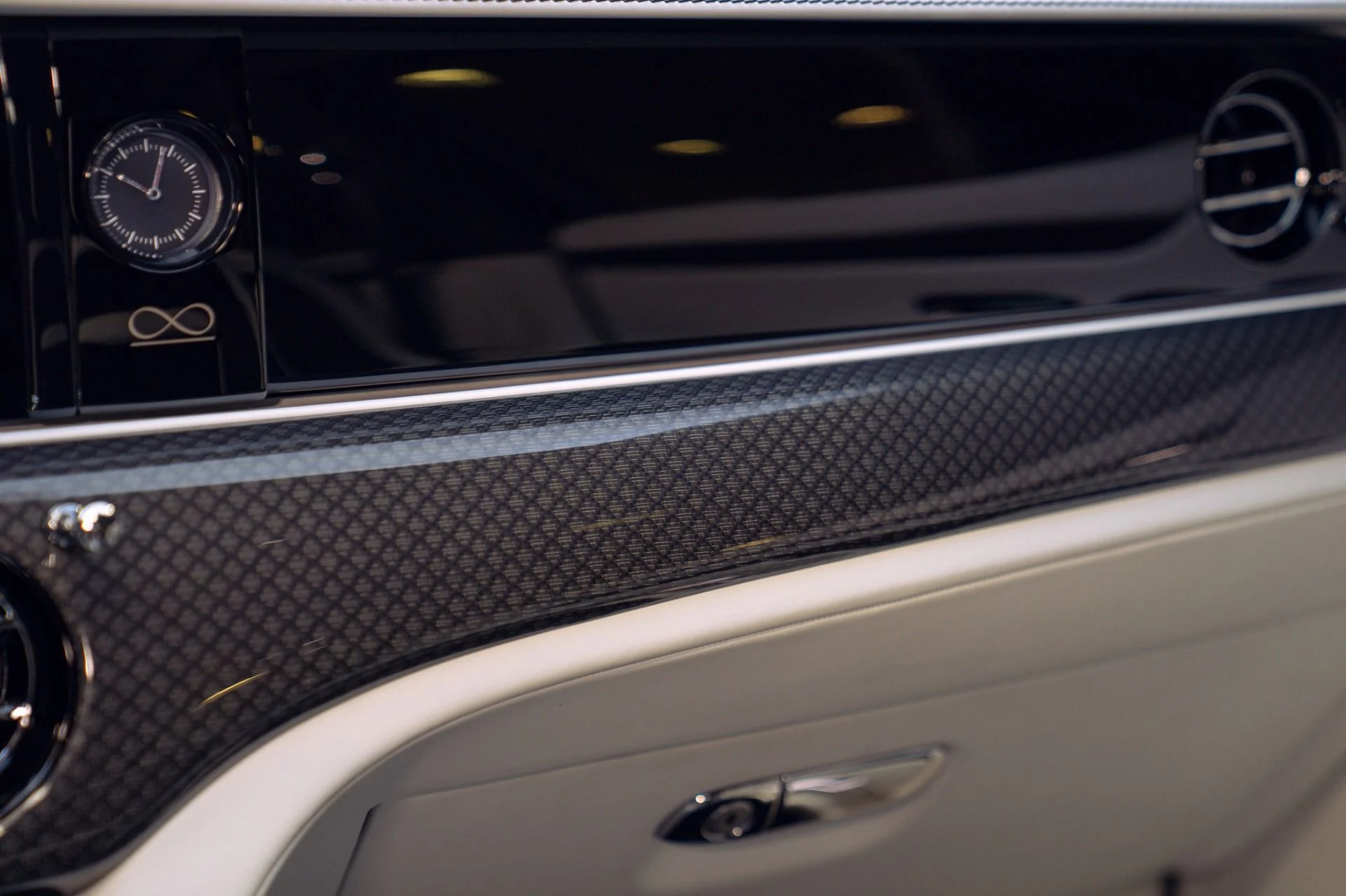 mph043_329270574_Used_2022_Rolls_Royce_Black_Badge_Ghost_Rear_Theater_and_Trays_Full_Carbon_Interior_Package_1790797785_2fa4b789e1