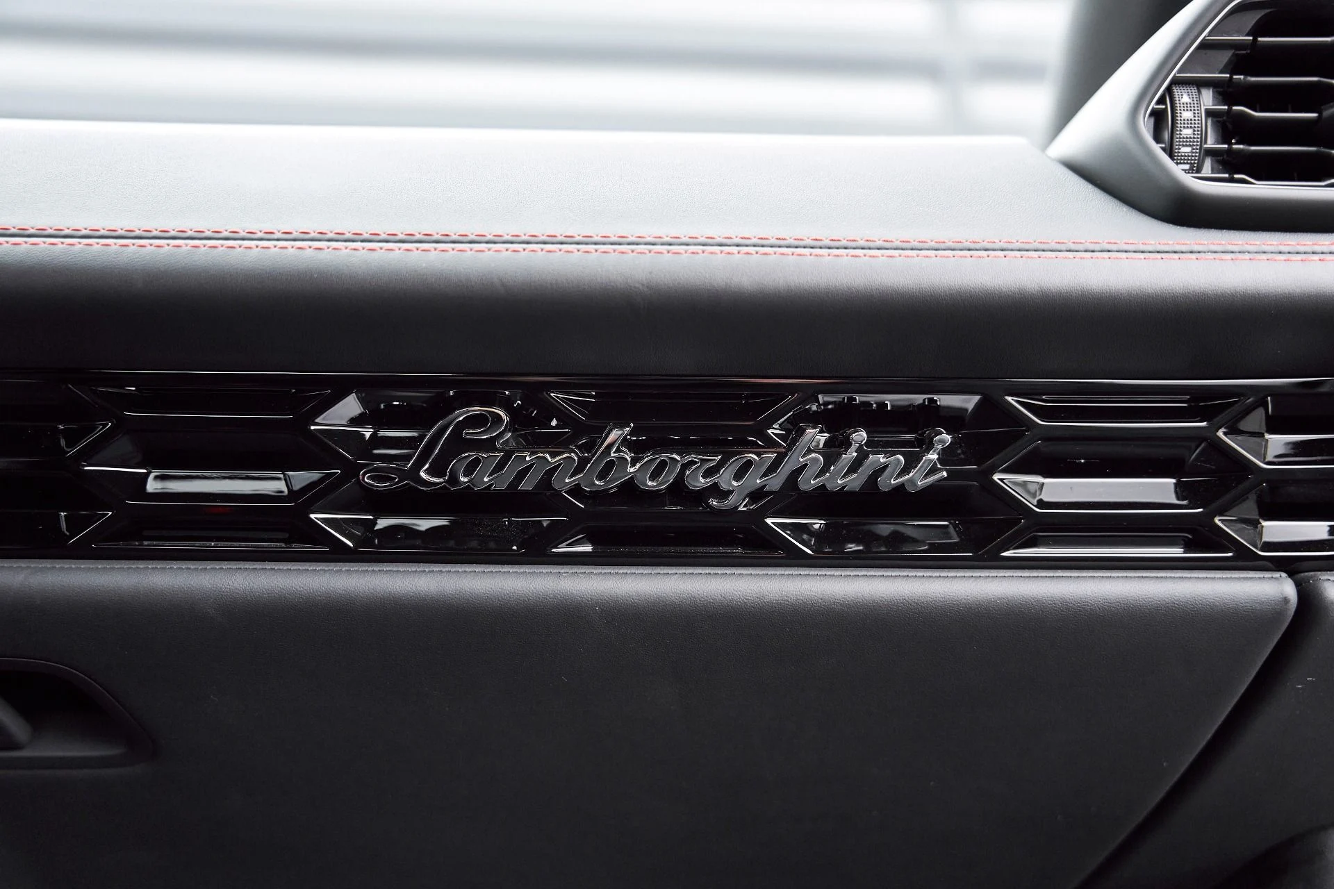 mph043_3301943444_Used_2023_Lamborghini_Huracan_Tecnica_Base_1766269066_2f67291d08