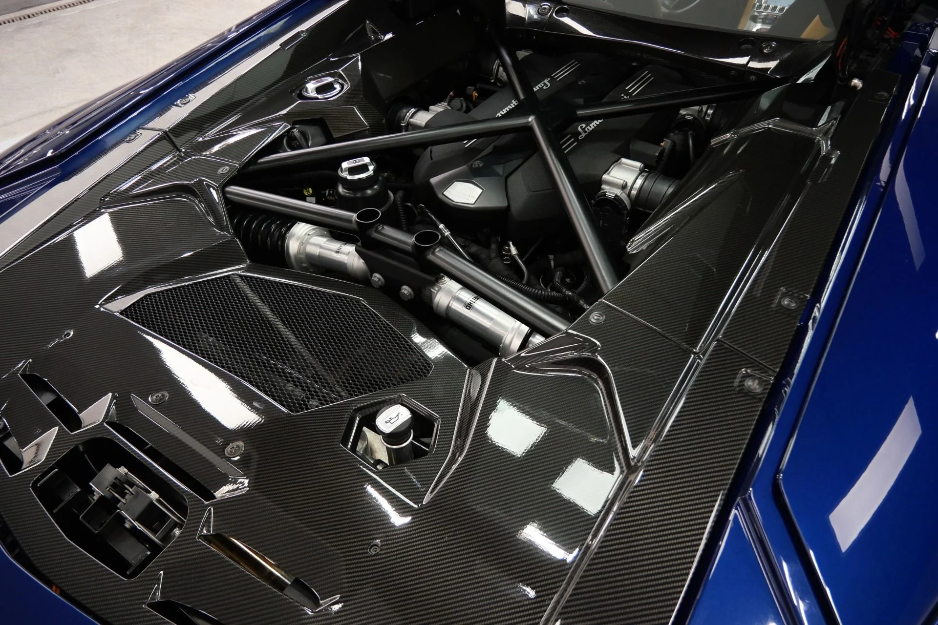 mph043_3332913396_Used_2014_Lamborghini_Aventador_LP_700_4_Beautiful_Color_Combination_Transparent_Engine_Bonnet_1774983686_93eeb3a834