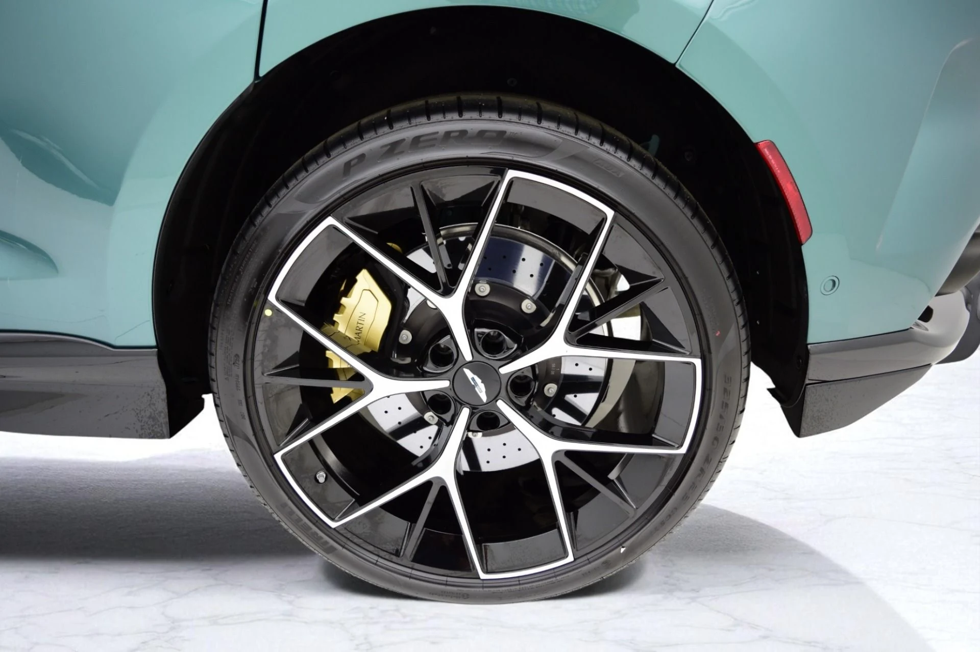mph043_335133216_New_2025_Aston_Martin_DBX_707_321a17fb7d