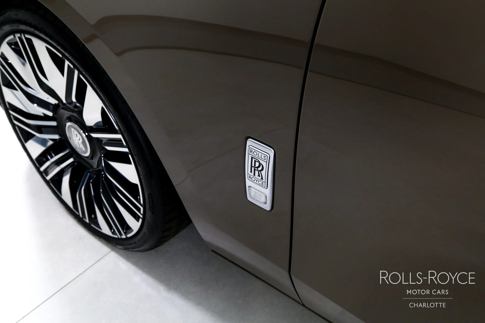 mph043_3397306052_Used_2025_Rolls_Royce_Ghost_1759510962_e46274c779