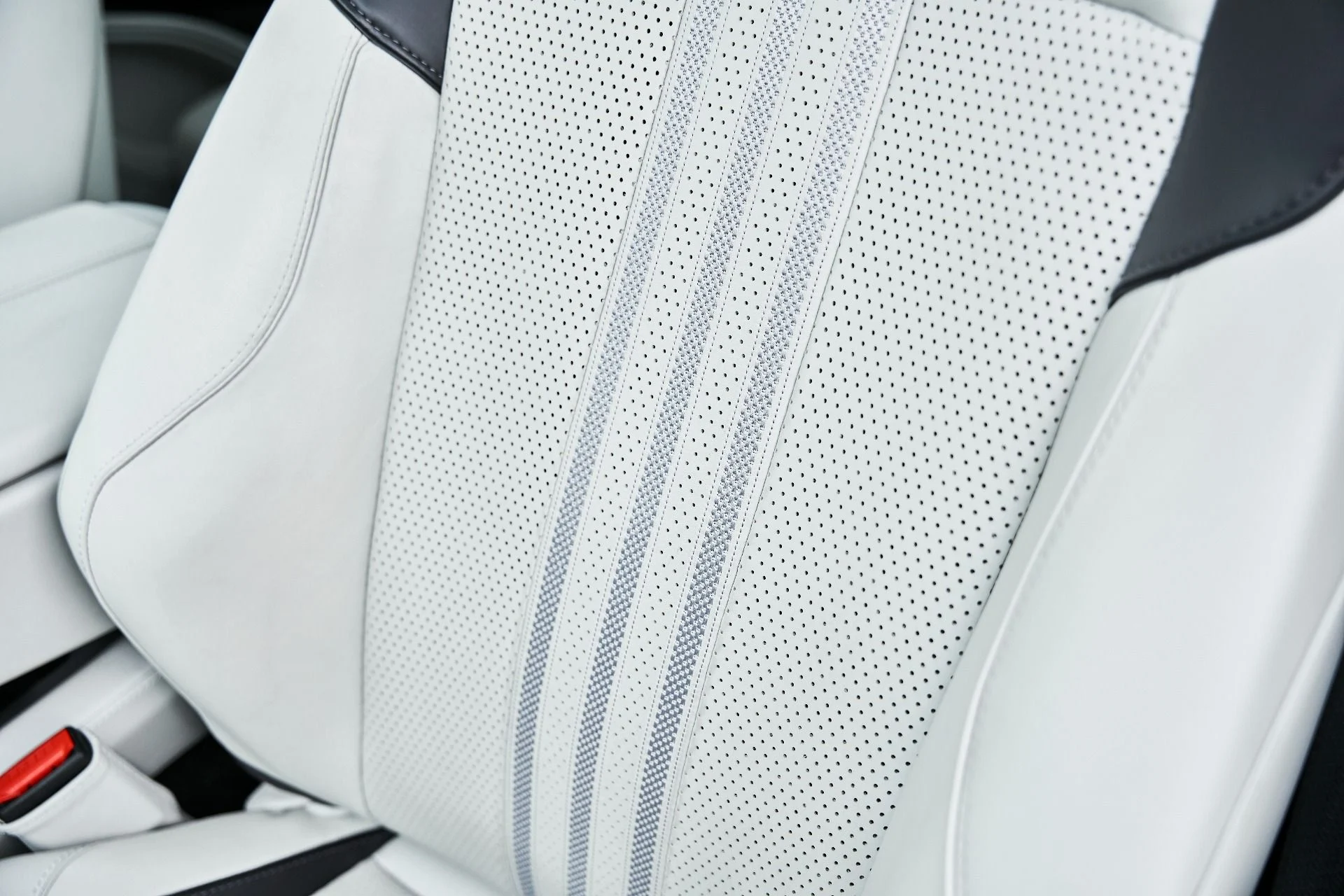 mph043_3483119000_Used_2025_Aston_Martin_DBX_707_1775008006_8130d6b367