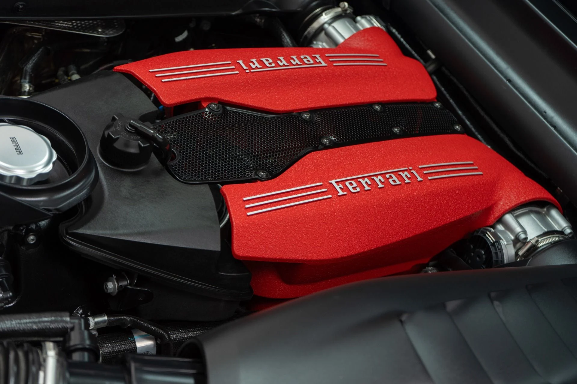 mph043_3541361421_Used_2018_Ferrari_488_GTB_1760465910_4f95686904