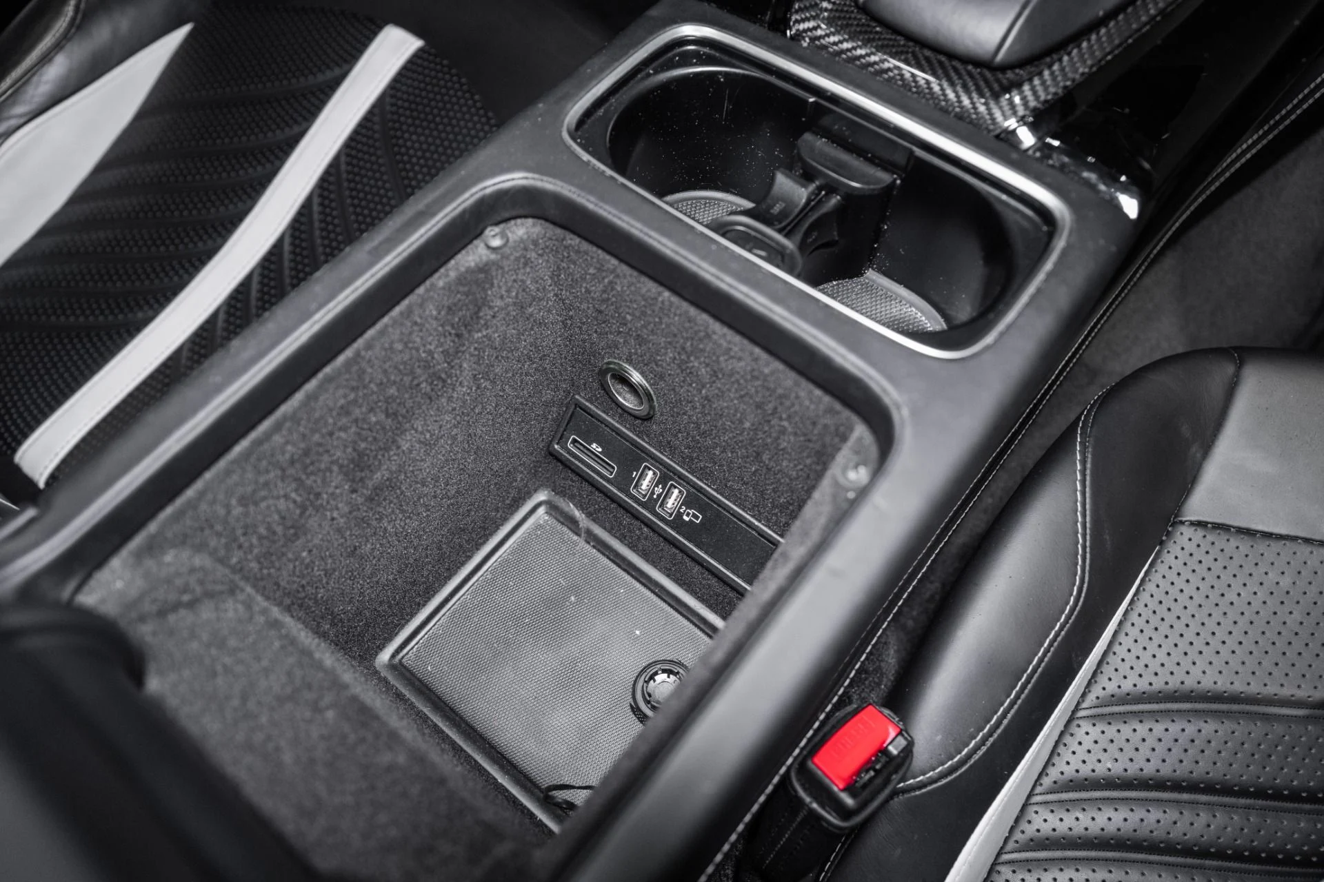 mph043_3599331719_Used_2023_Aston_Martin_DBX_707_1761749110_72e28335f3