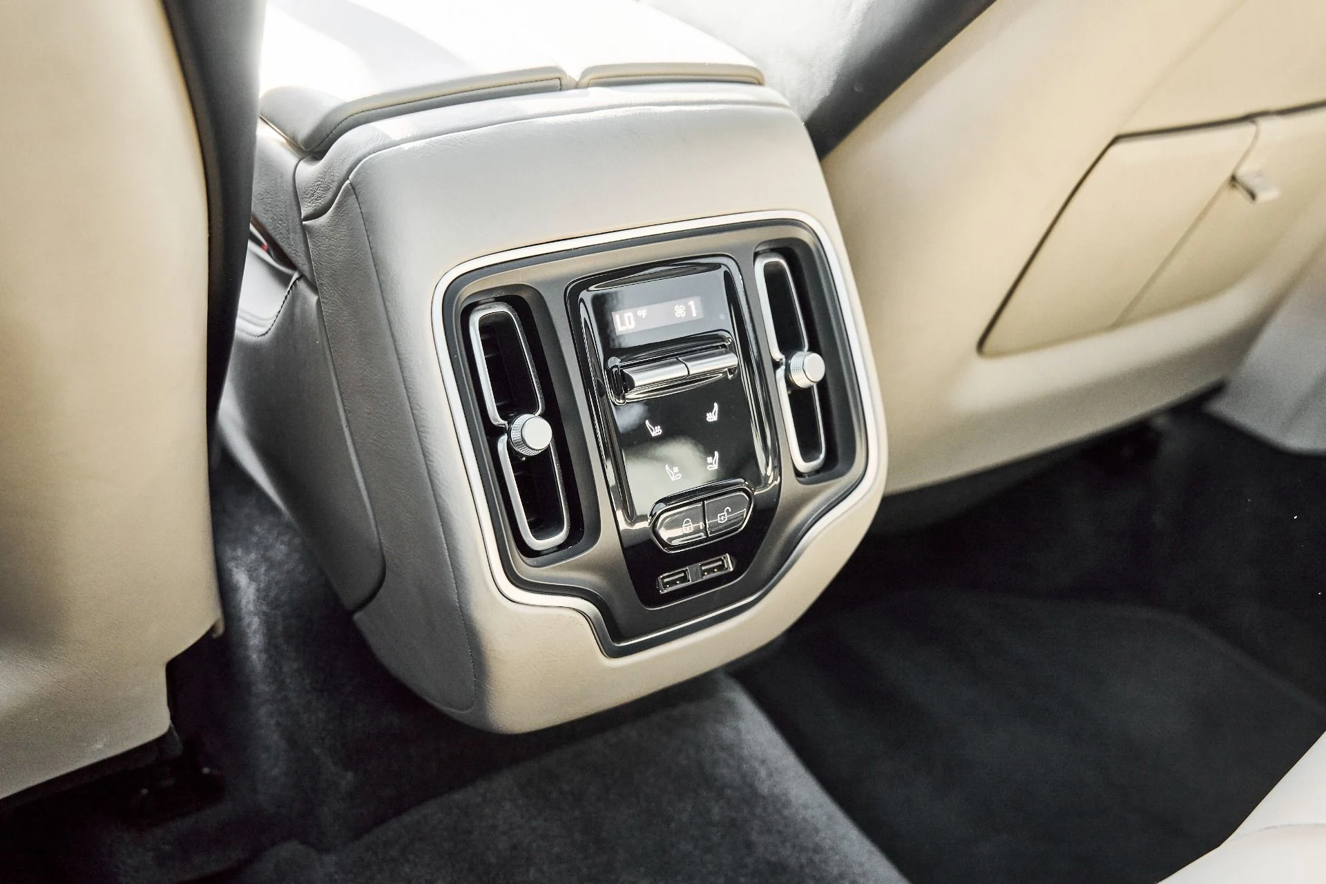 mph043_3606367858_Used_2023_Aston_Martin_DBX_707_1774652438_d58d69ce94