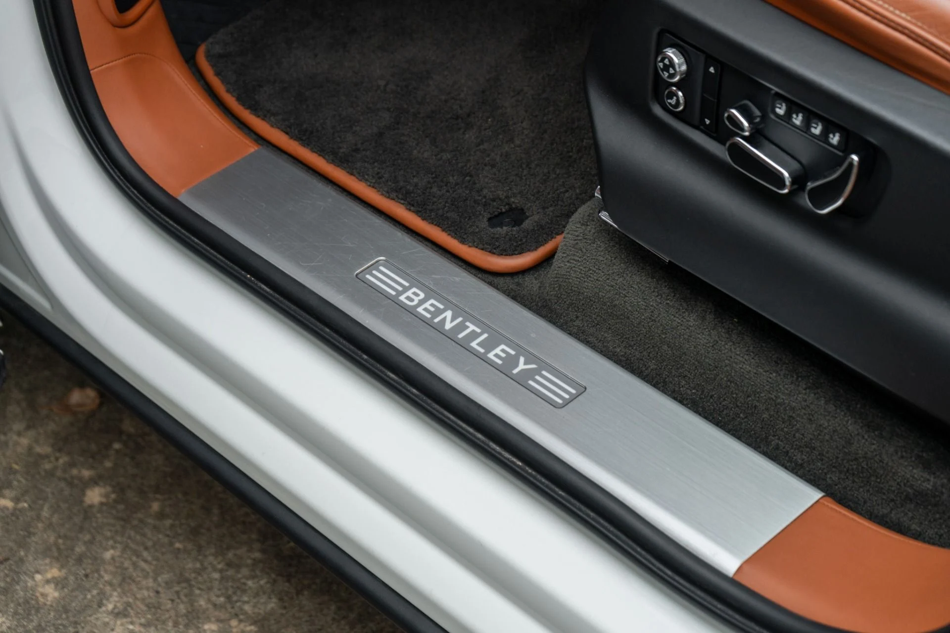 mph043_3629785288_Used_2021_Bentley_Bentayga_V8_1780518091_9be2921884
