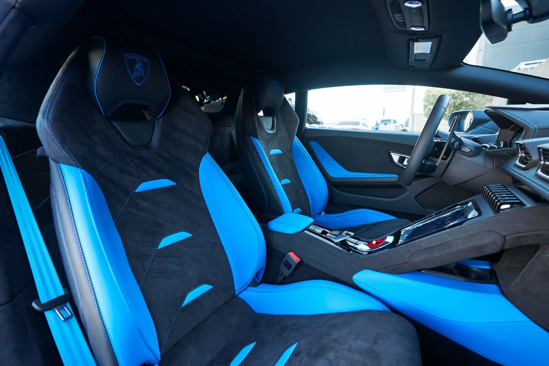 mph043_3651087789_Used_2024_Lamborghini_Huracan_Sterrato_Base_1761068453_31ed8f0770