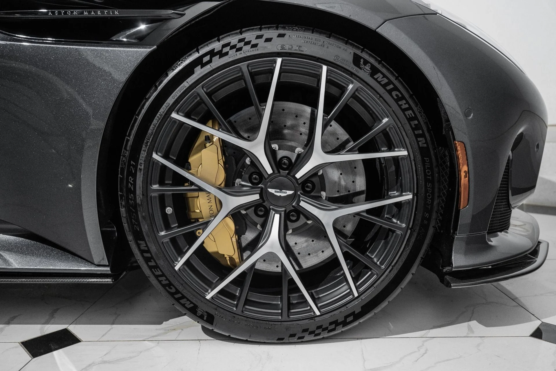mph043_3711273650_New_2024_Aston_Martin_DB_12_V8_1761150102_95b8a2aa35