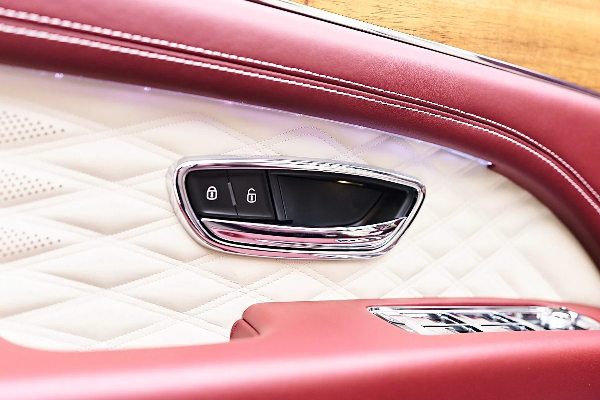 mph043_3772755329_Used_2024_Bentley_Bentayga_Azure_1744942167_bad2b61947