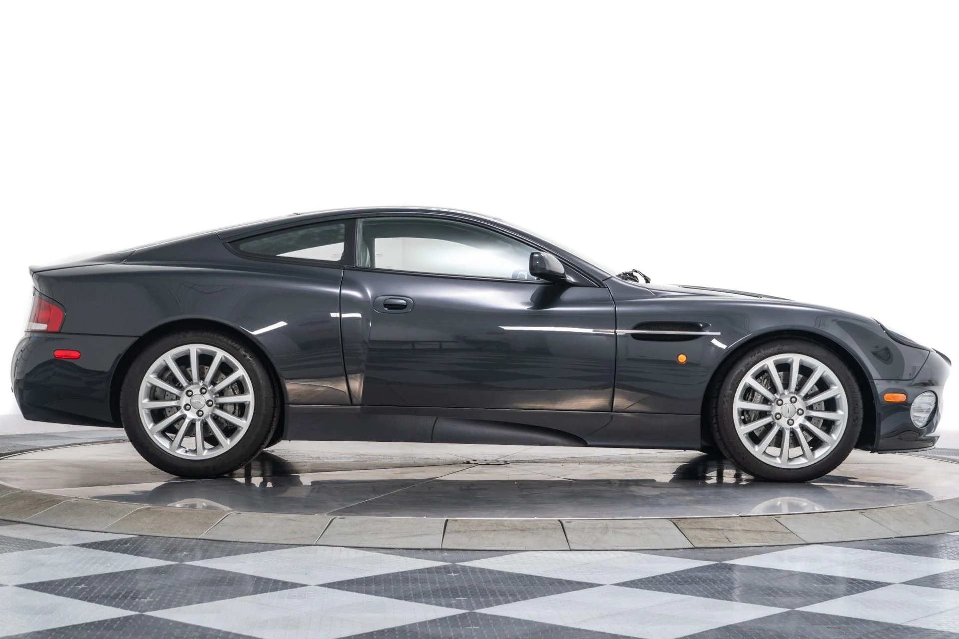 mph043_3821028522_Used_2003_Aston_Martin_VANQUISH_1754320798_28a6805ef8