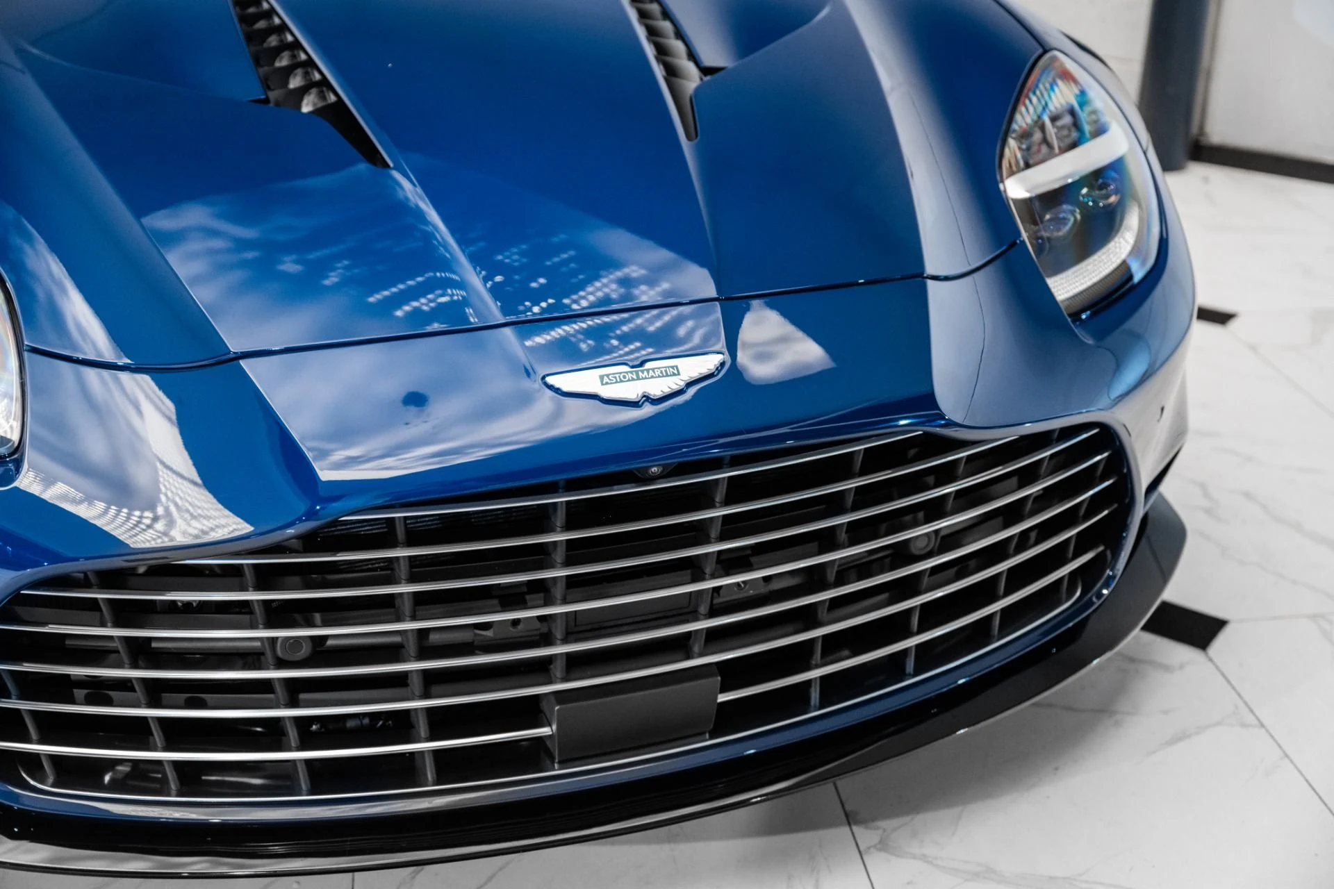 mph043_3823010156_Used_2025_Aston_Martin_Vanquish_1751745767_2e1beaed13