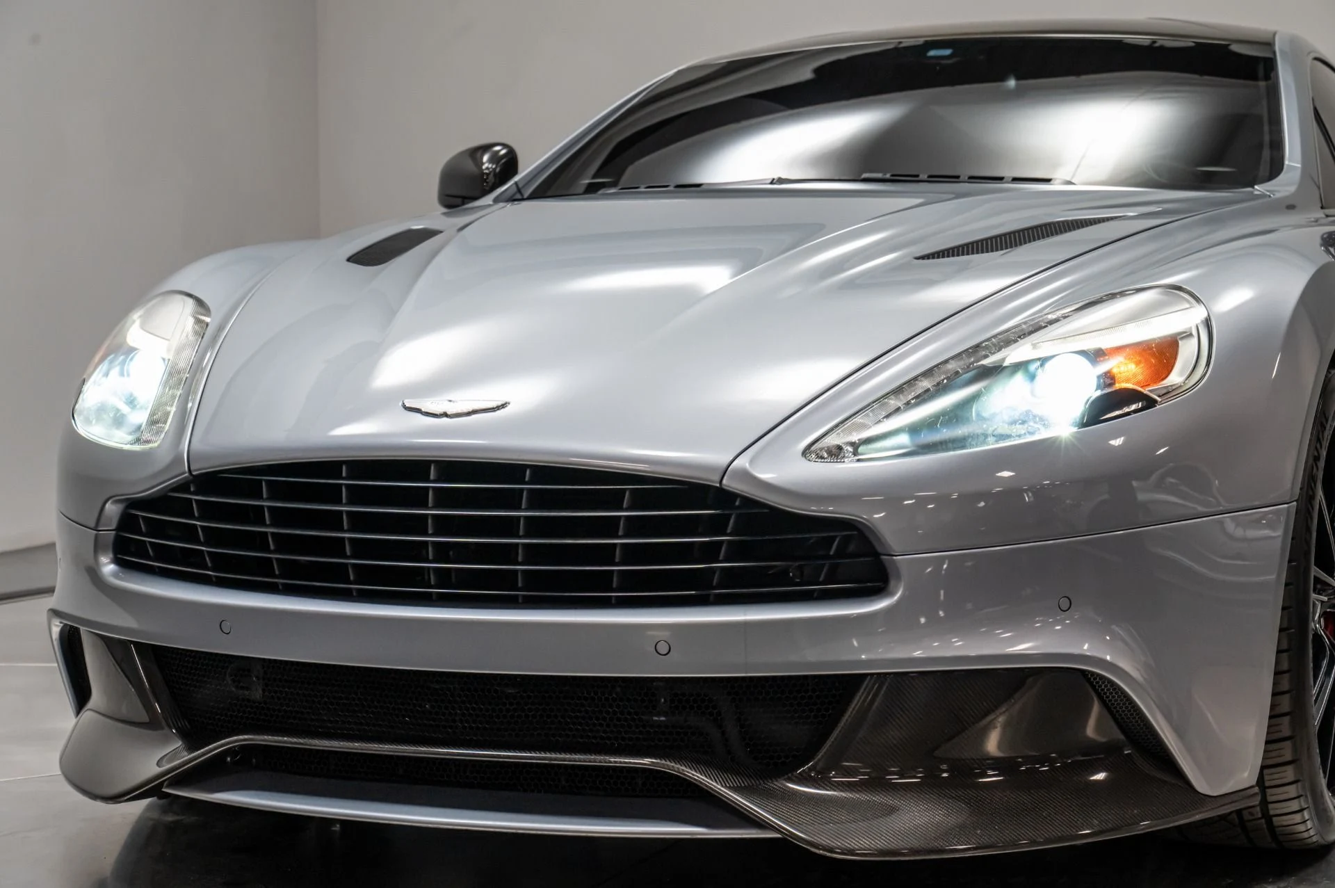 mph043_3893790598_Used_2014_Aston_Martin_Vanquish_V12_1729699077_f667791745