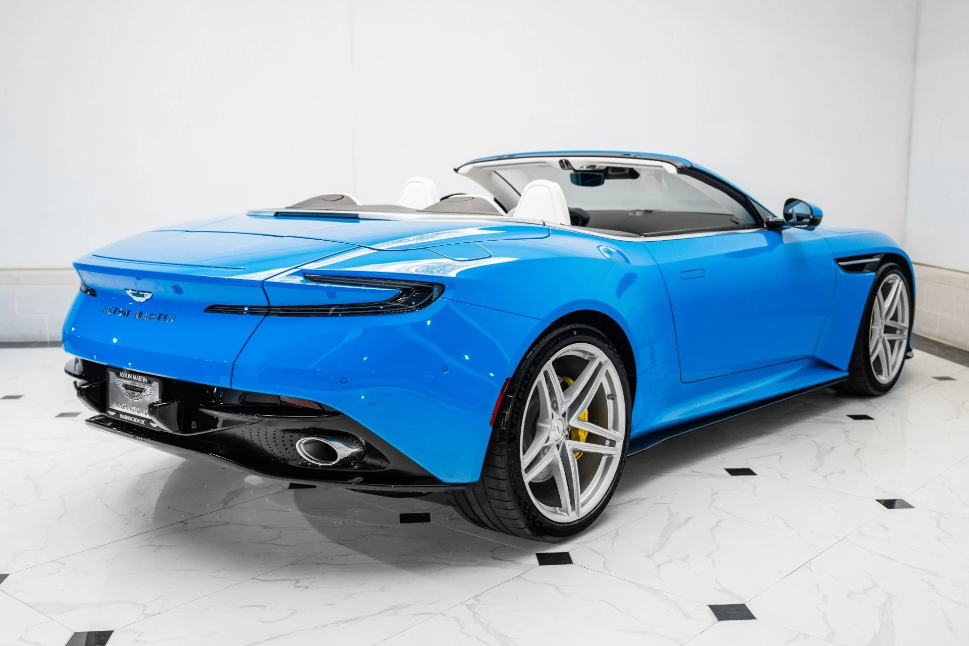 mph043_3905140831_New_2025_Aston_Martin_DB_12_Volante_1741214270_a83f2c37cb