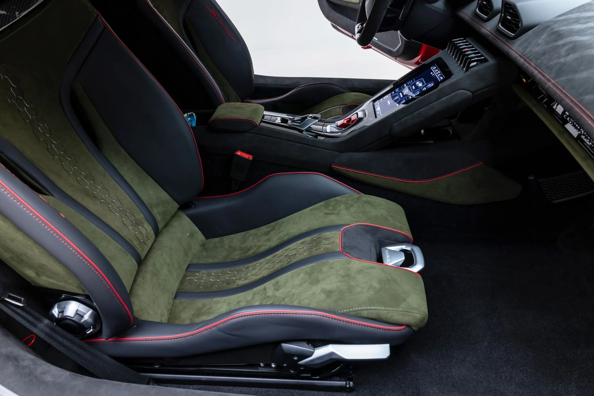 mph043_3922633185_Used_2024_Lamborghini_Huracan_Sterrato_1765391926_5d32bbe3b7