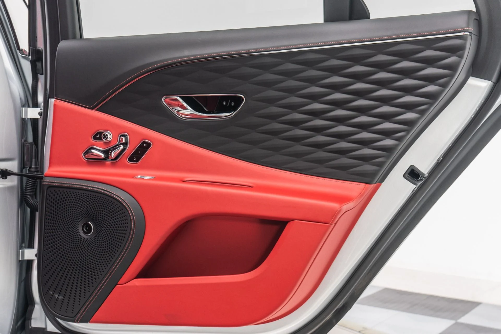 mph043_400885287_Used_2022_Bentley_Flying_Spur_V8_Great_Colors_Engine_Turned_Veneers_Mulliner_Package_1773426233_a0cb25092f