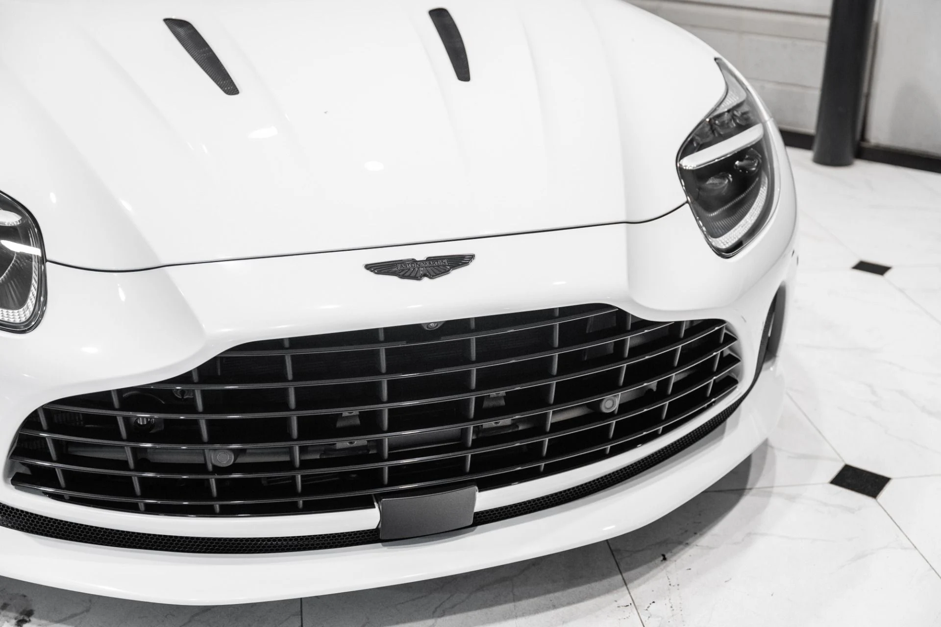 mph043_4020878410_Used_2024_Aston_Martin_DB_12_V8_COUPE_1784304834_6f7b28f102