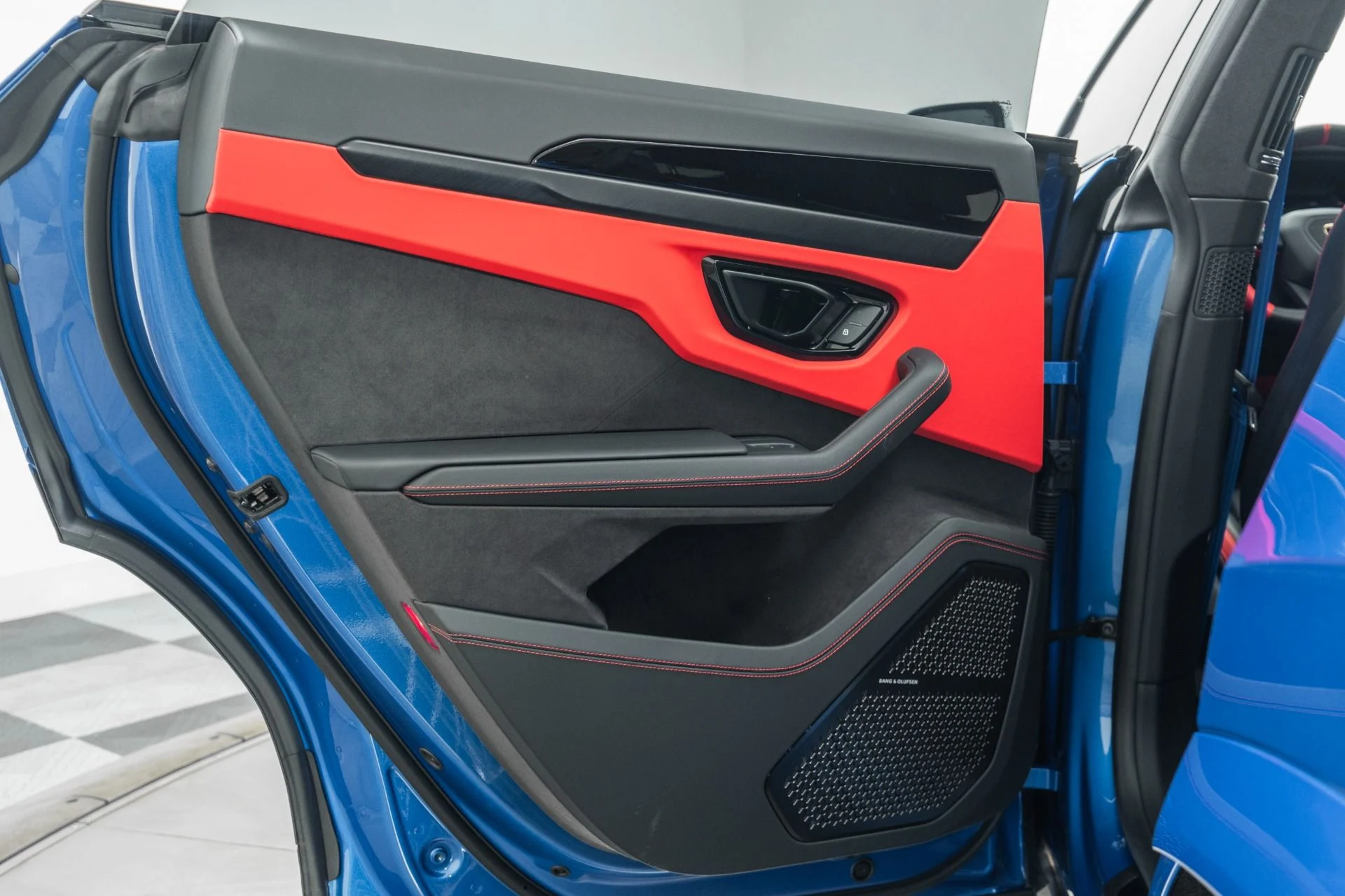 mph043_4109314540_Used_2025_Lamborghini_Urus_SE_Bang_and_Olufsen_Audio_Two_Tone_Interior_789_Horsepower_1773150487_d595dd2046