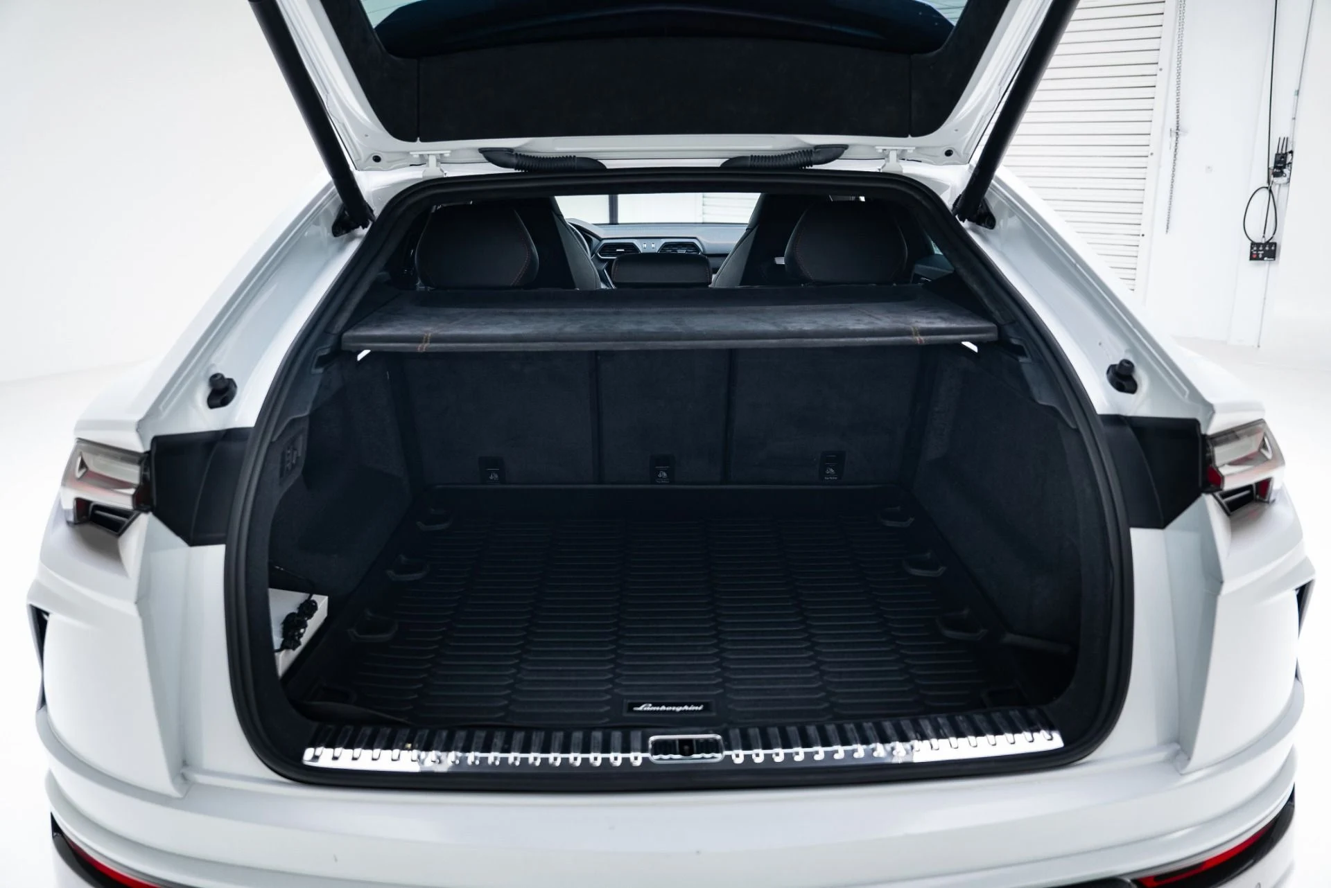 mph043_4146517091_Used_2022_Lamborghini_Urus_1764978377_3560d3daf9