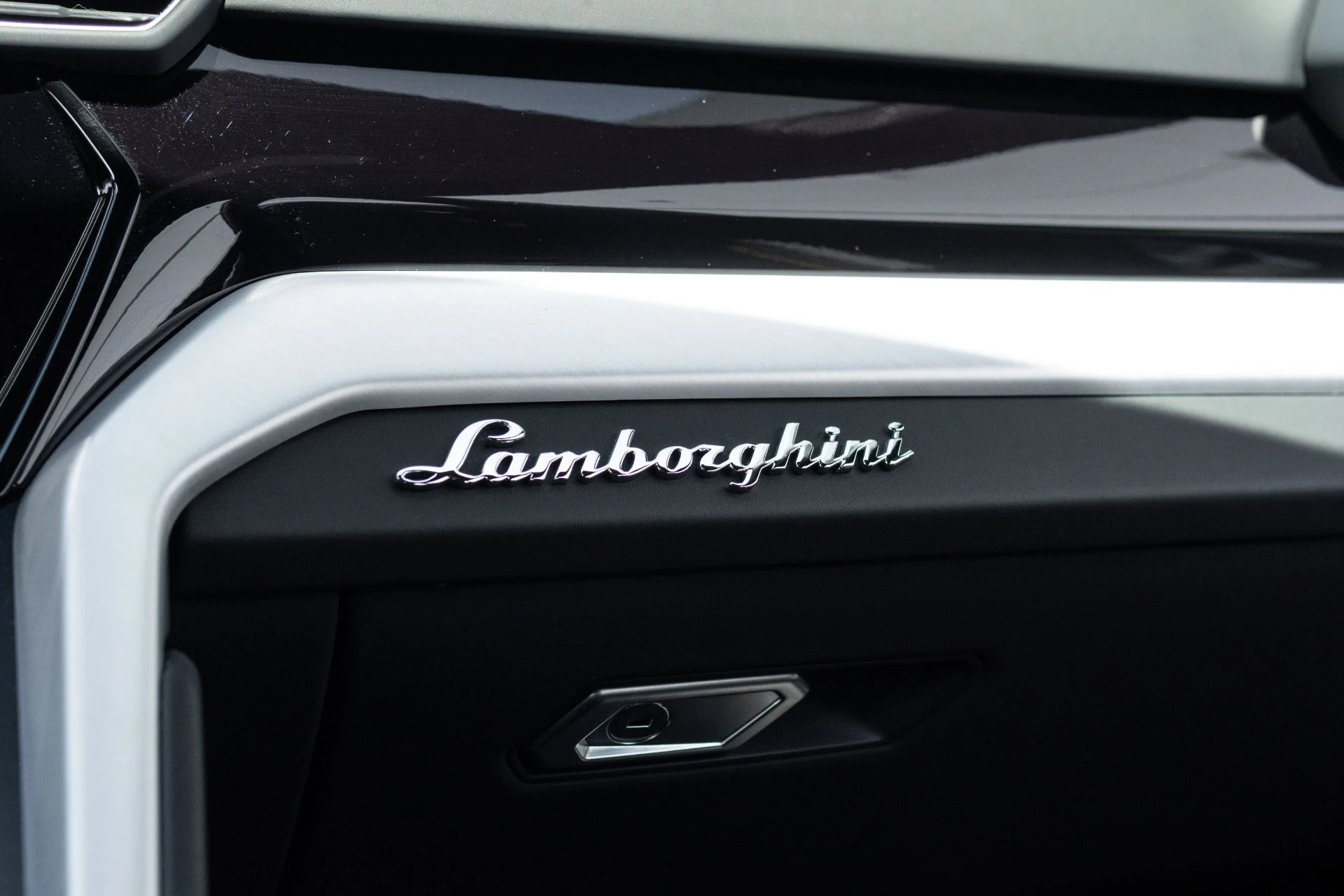 mph043_4150137364_Used_2022_Lamborghini_Urus_1776127481_6388341bbb