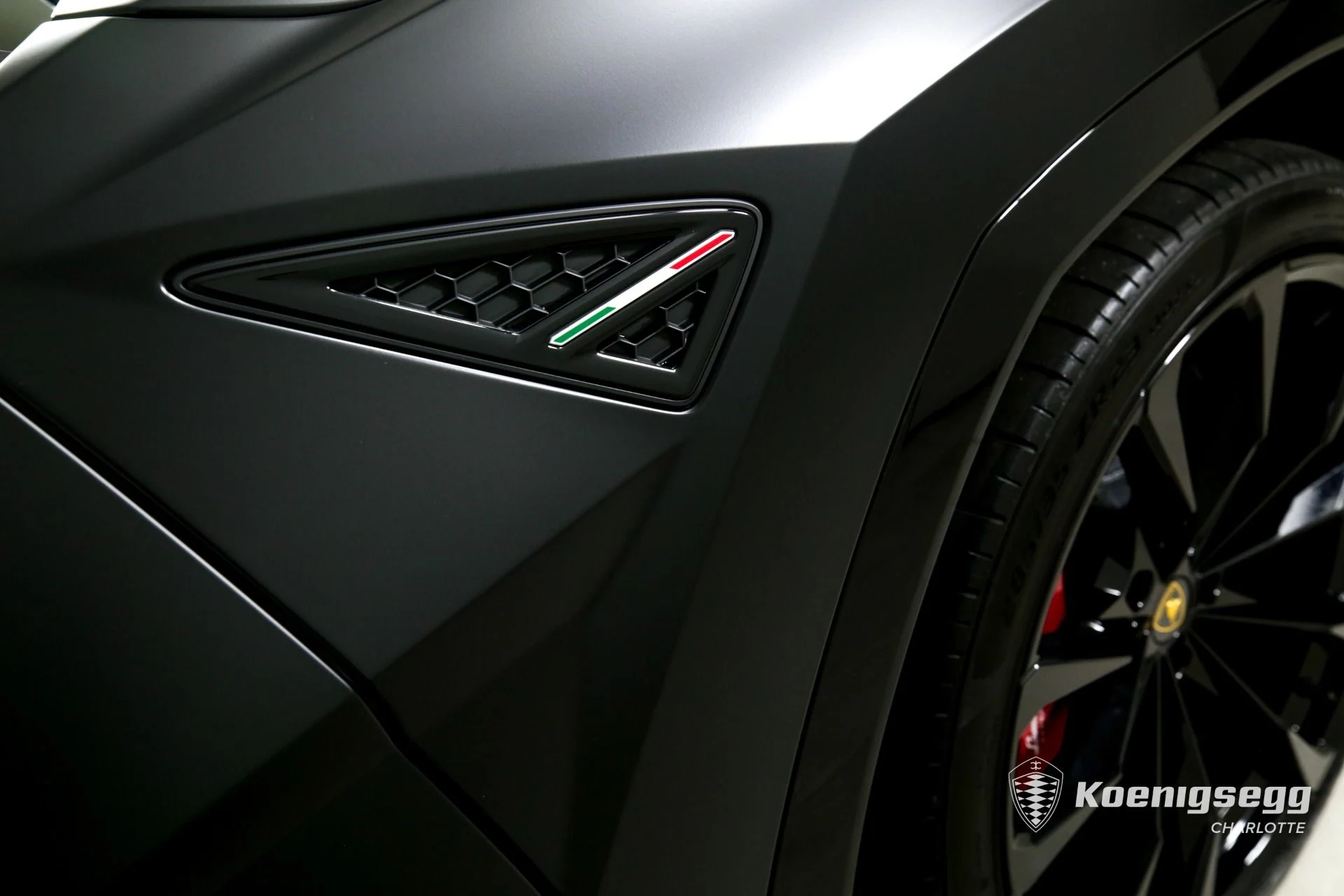 mph043_4215503455_Used_2024_Lamborghini_Urus_S_1761085522_5a243a84db