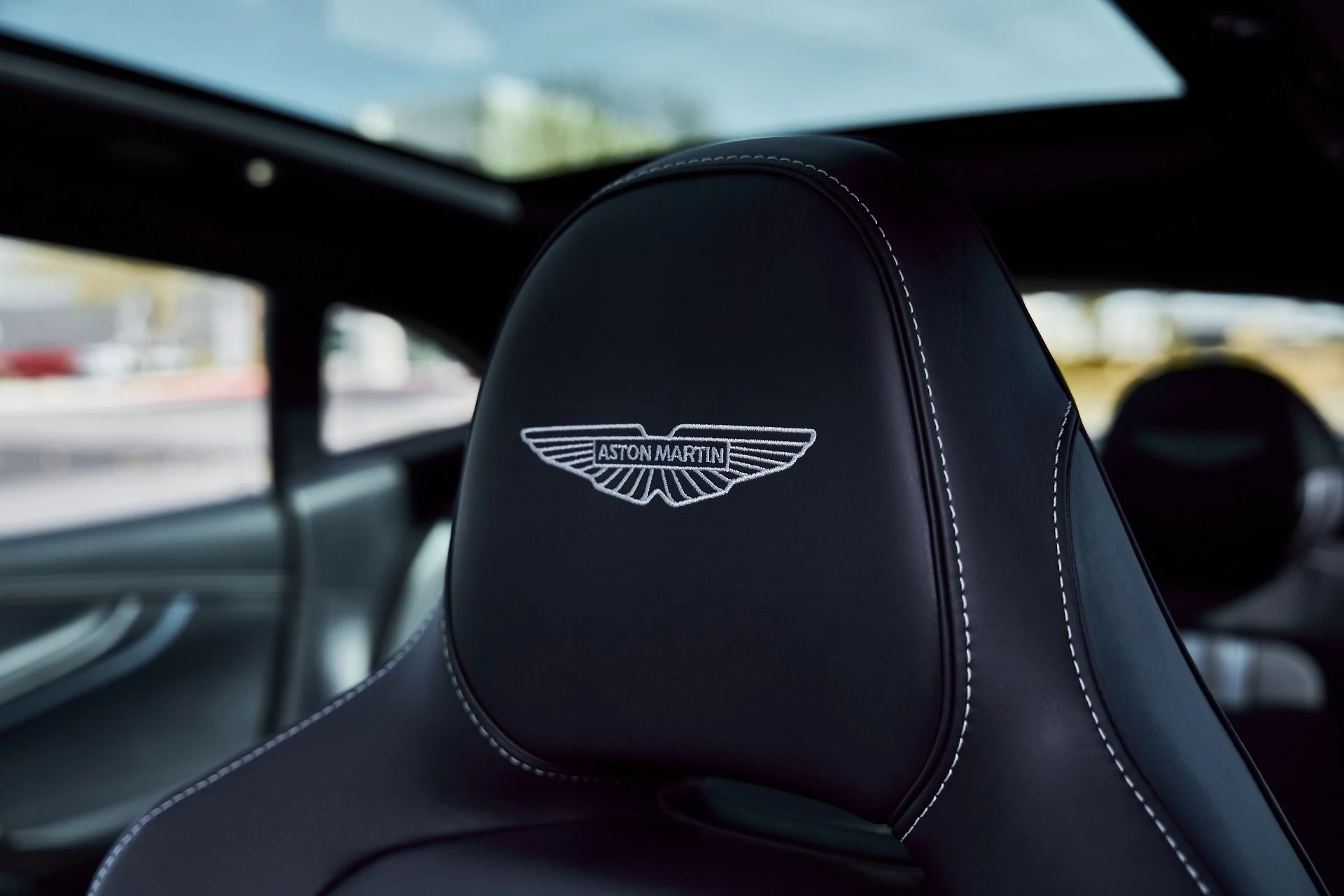 mph043_4235938897_Used_2025_Aston_Martin_DBX_707_1771642290_e3abe7db5f