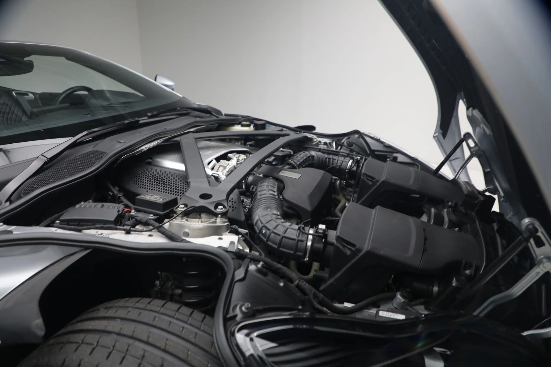 mph043_4238552612_Used_2019_Aston_Martin_DB_11_Volante_1781362325_356a5c2ee4