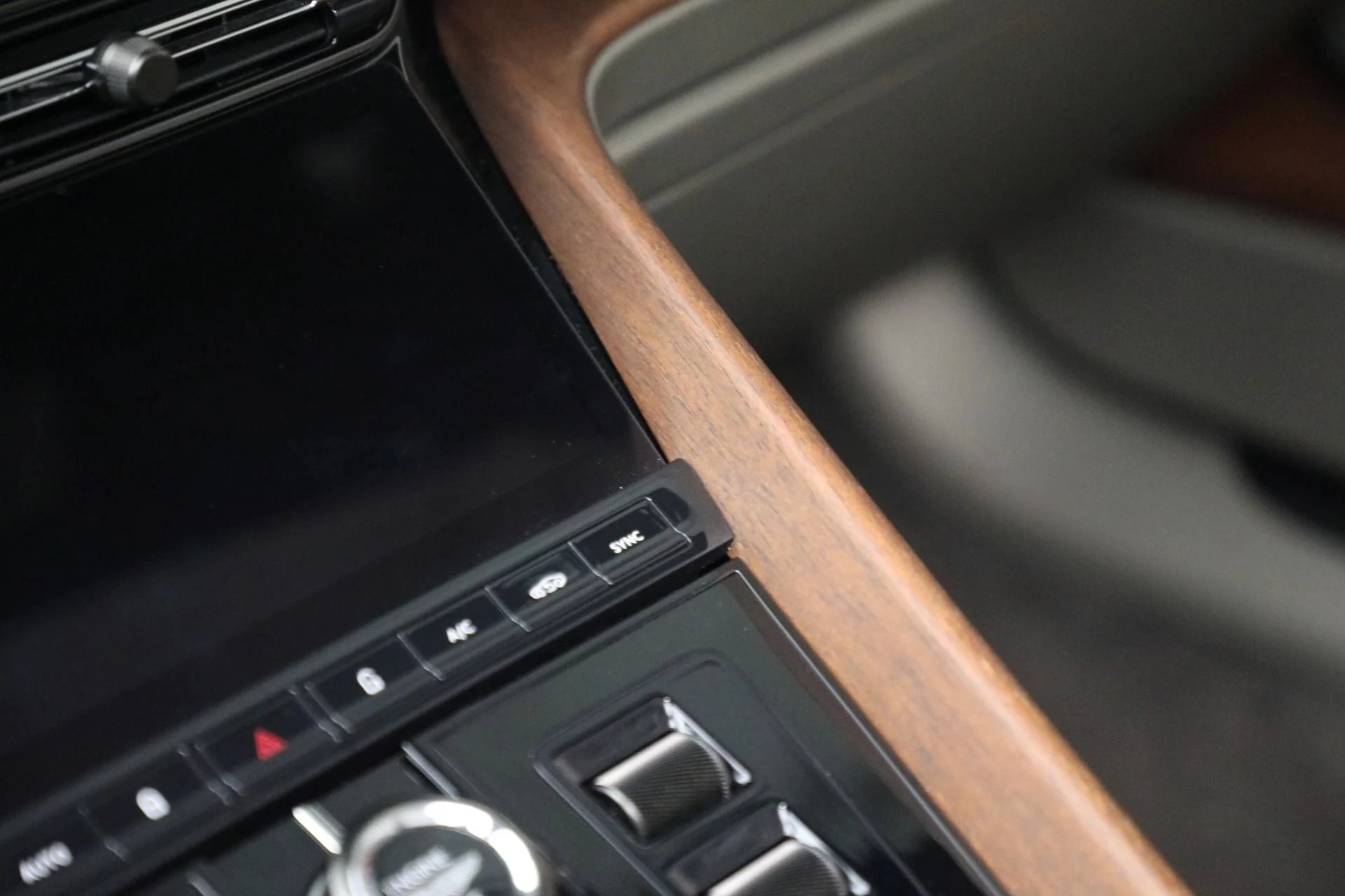 mph043_425691544_New_2024_Aston_Martin_DB_12_Volante_e0f5c8251e