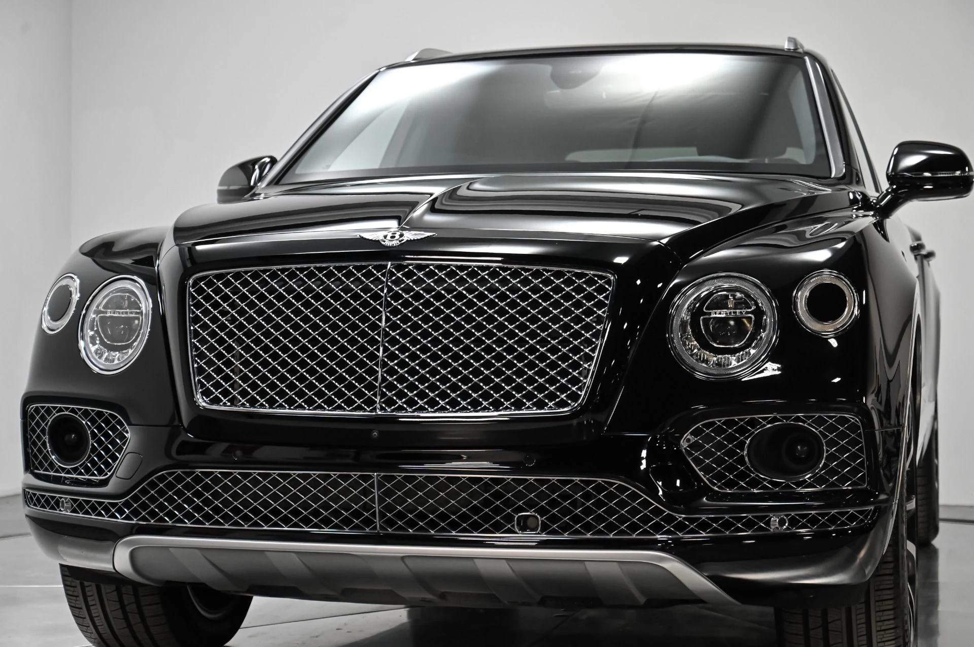 mph043_4258045923_Used_2018_Bentley_Bentayga_W12_1756239179_15ef4520e0
