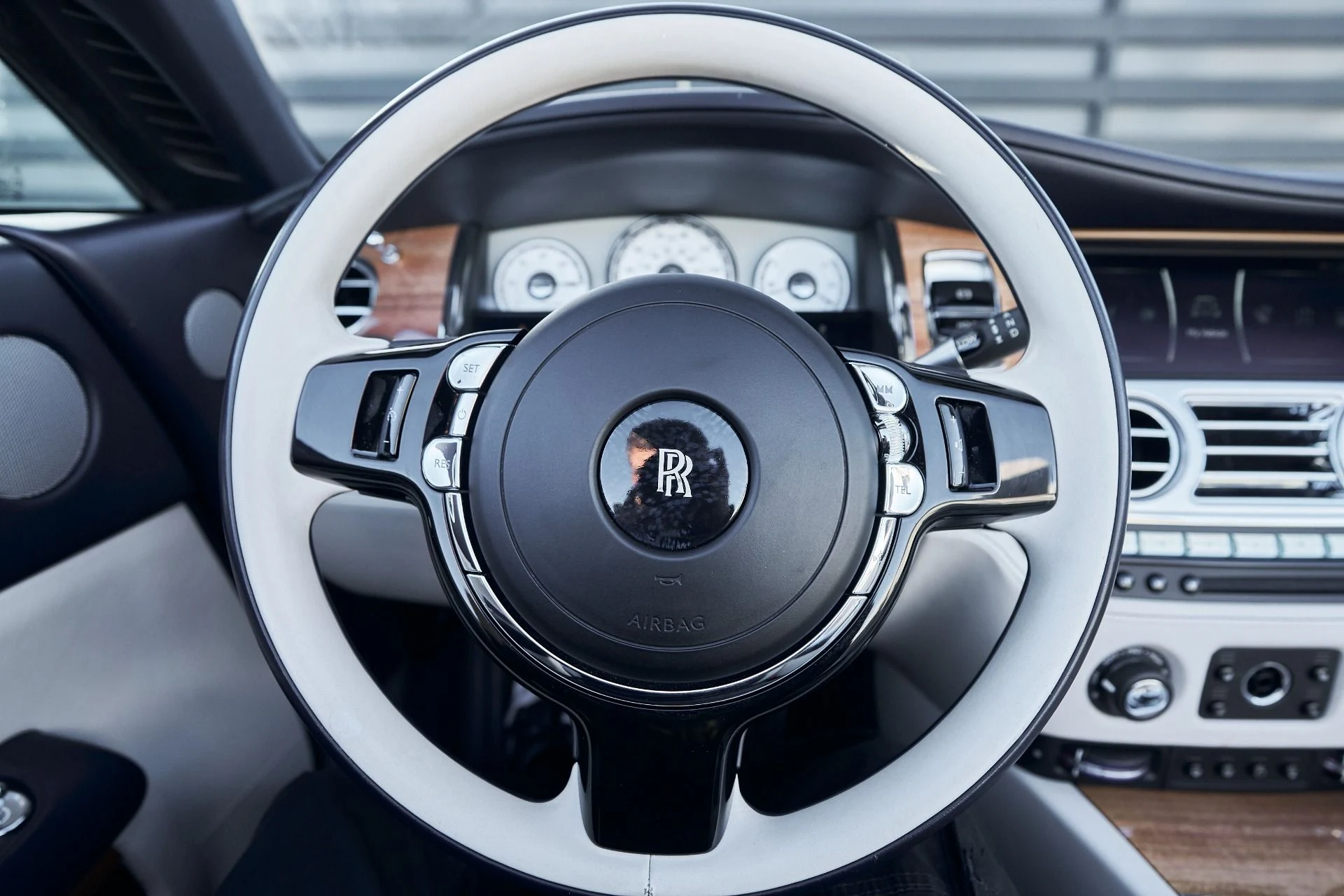 mph043_4290699168_Used_2018_Rolls_Royce_Dawn_1764124409_3c949ceec6