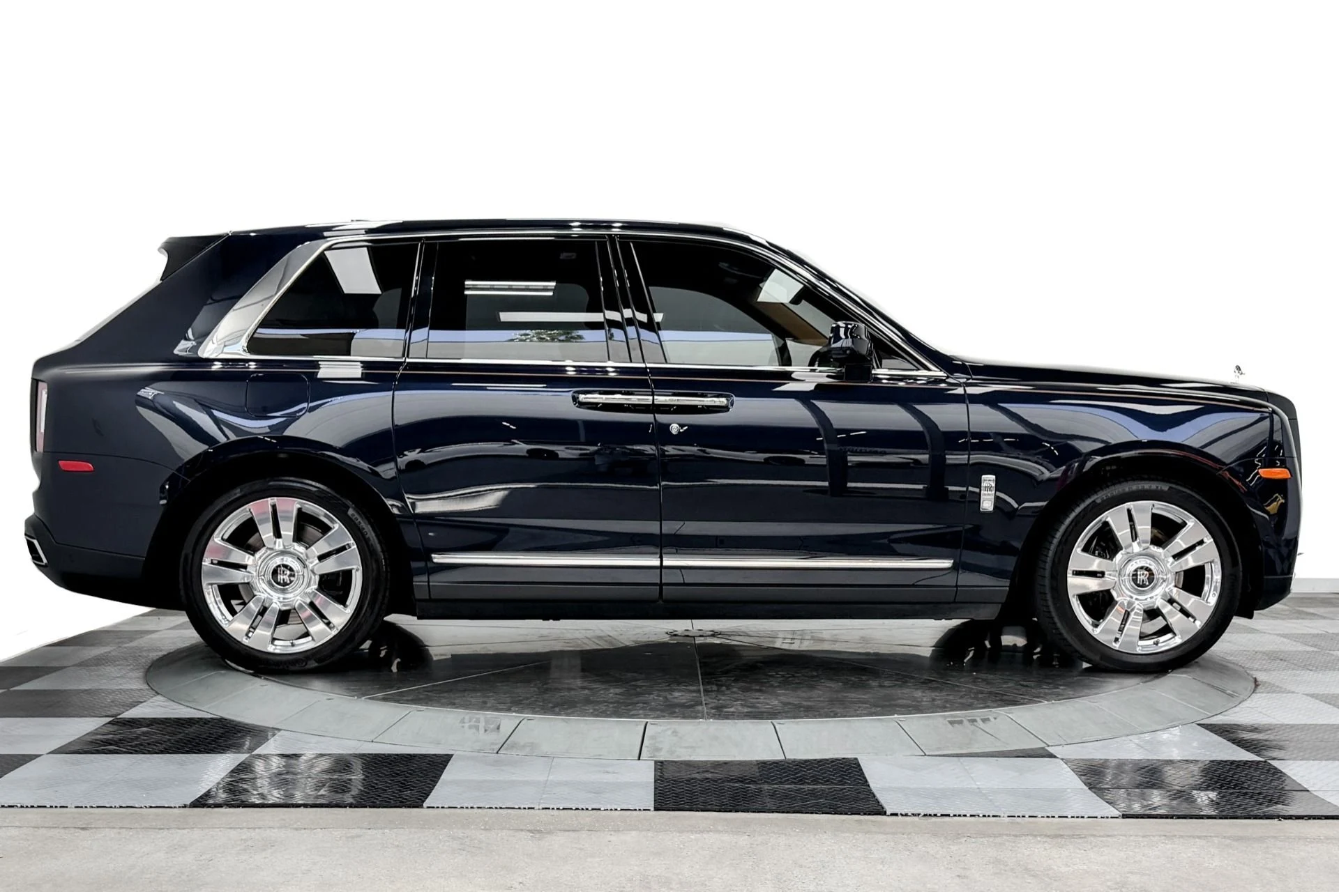mph043_433337550_Used_2020_Rolls_Royce_Cullinan_Rear_Theatre_Configuration_Bespoke_Audio_Picnic_Tables_1785529093_d515ed1a00