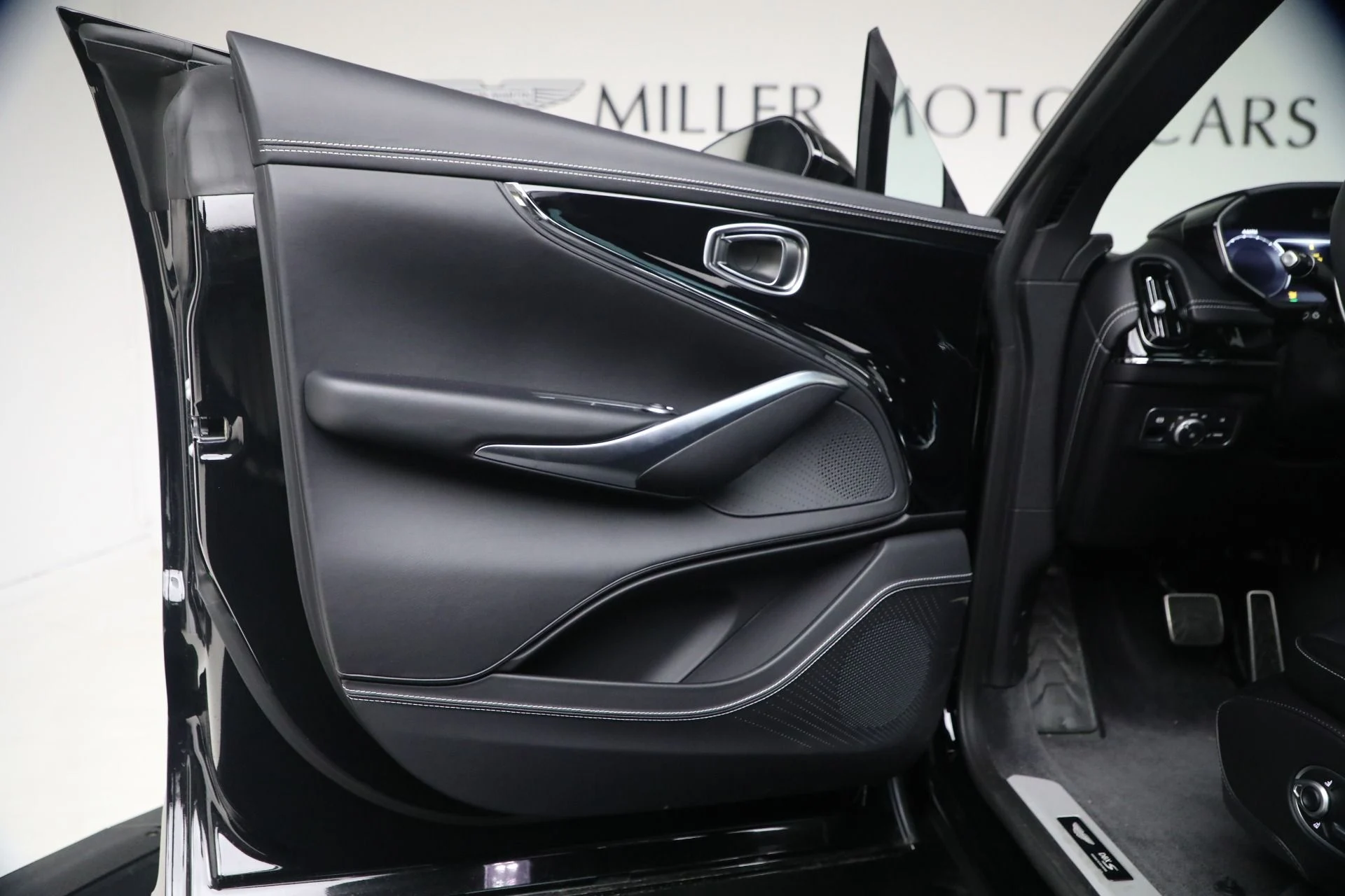 mph043_466960203_New_2026_Aston_Martin_DBX_S_1771452584_277f413dc6