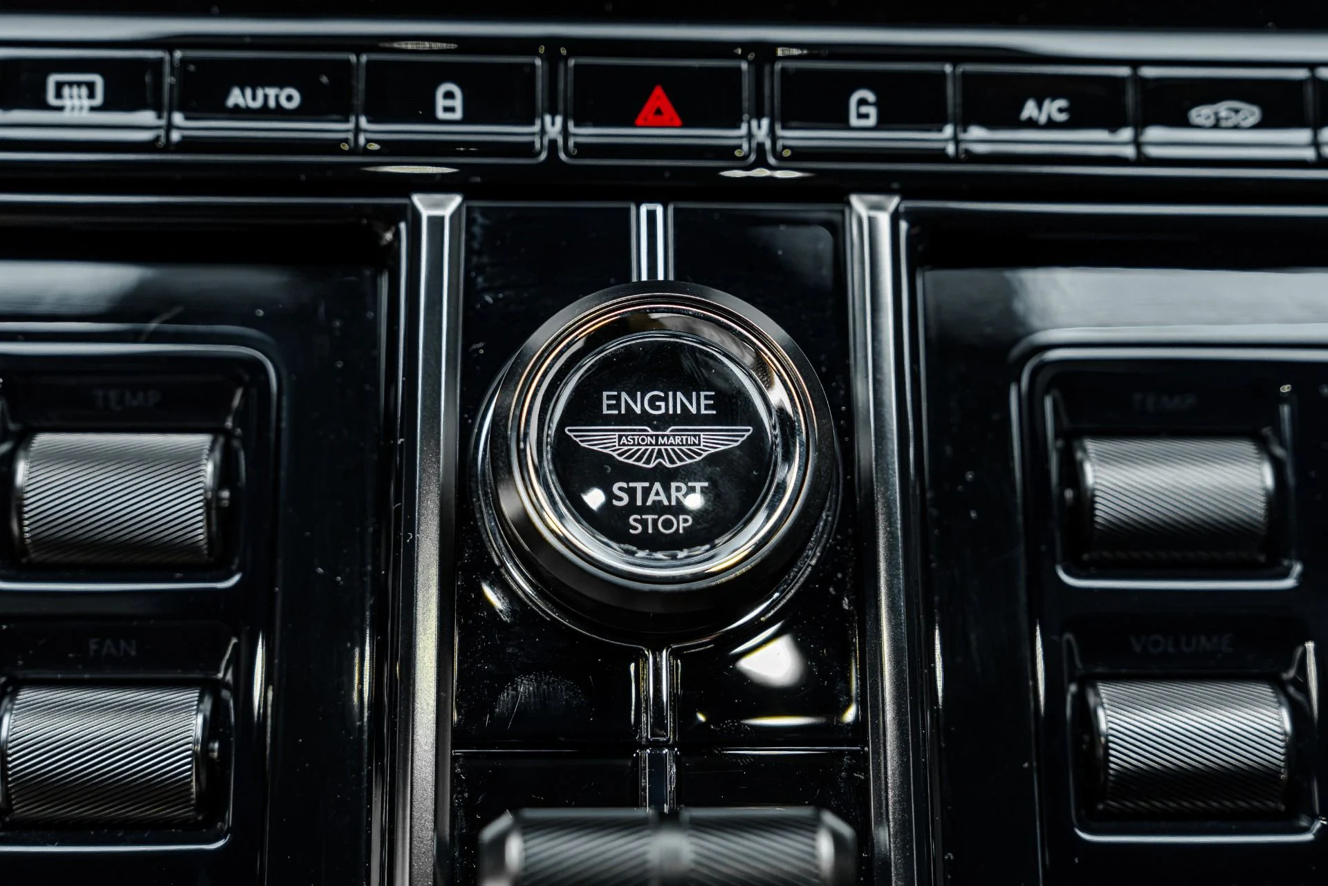 mph043_481092709_Used_2025_Aston_Martin_Vantage_1790202743_8ad4d29f9b