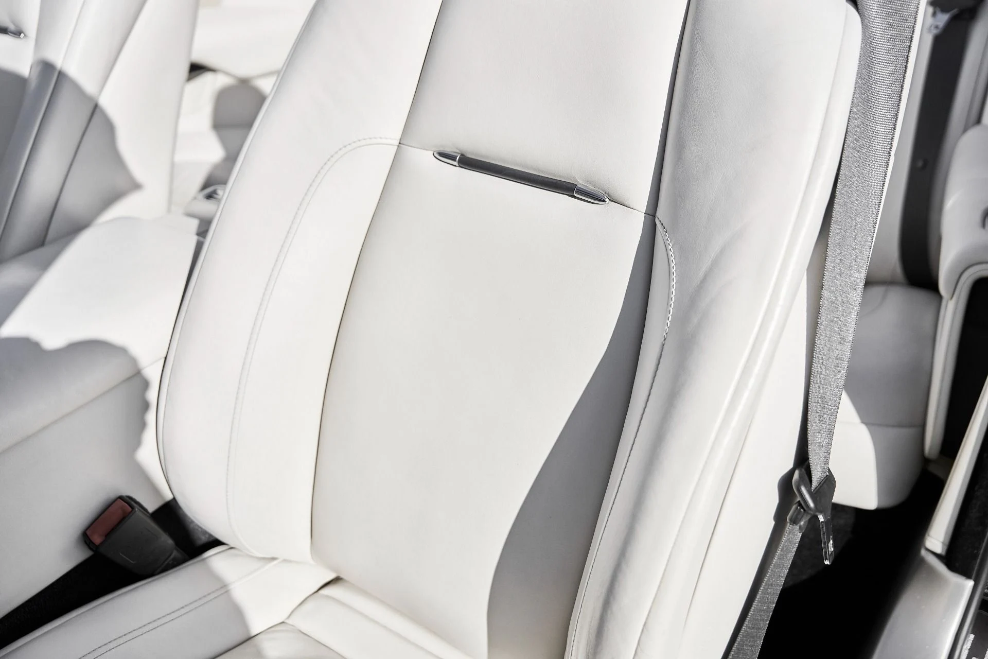 mph043_529556380_Used_2016_Rolls_Royce_Dawn_Base_1770086741_c0d79a53b4