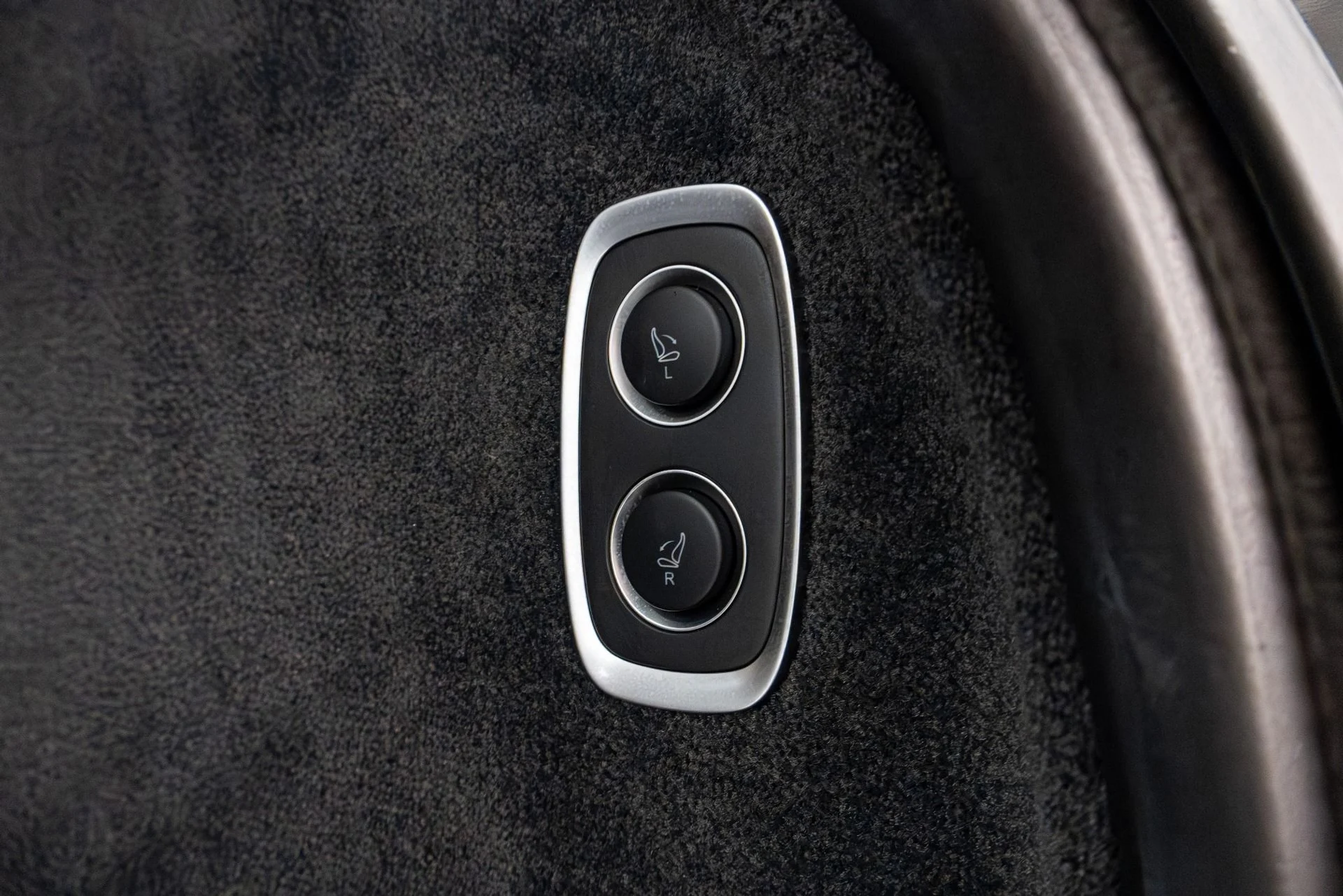 mph043_571378895_Used_2021_Aston_Martin_DBX_1770088523_5c0ad09dae