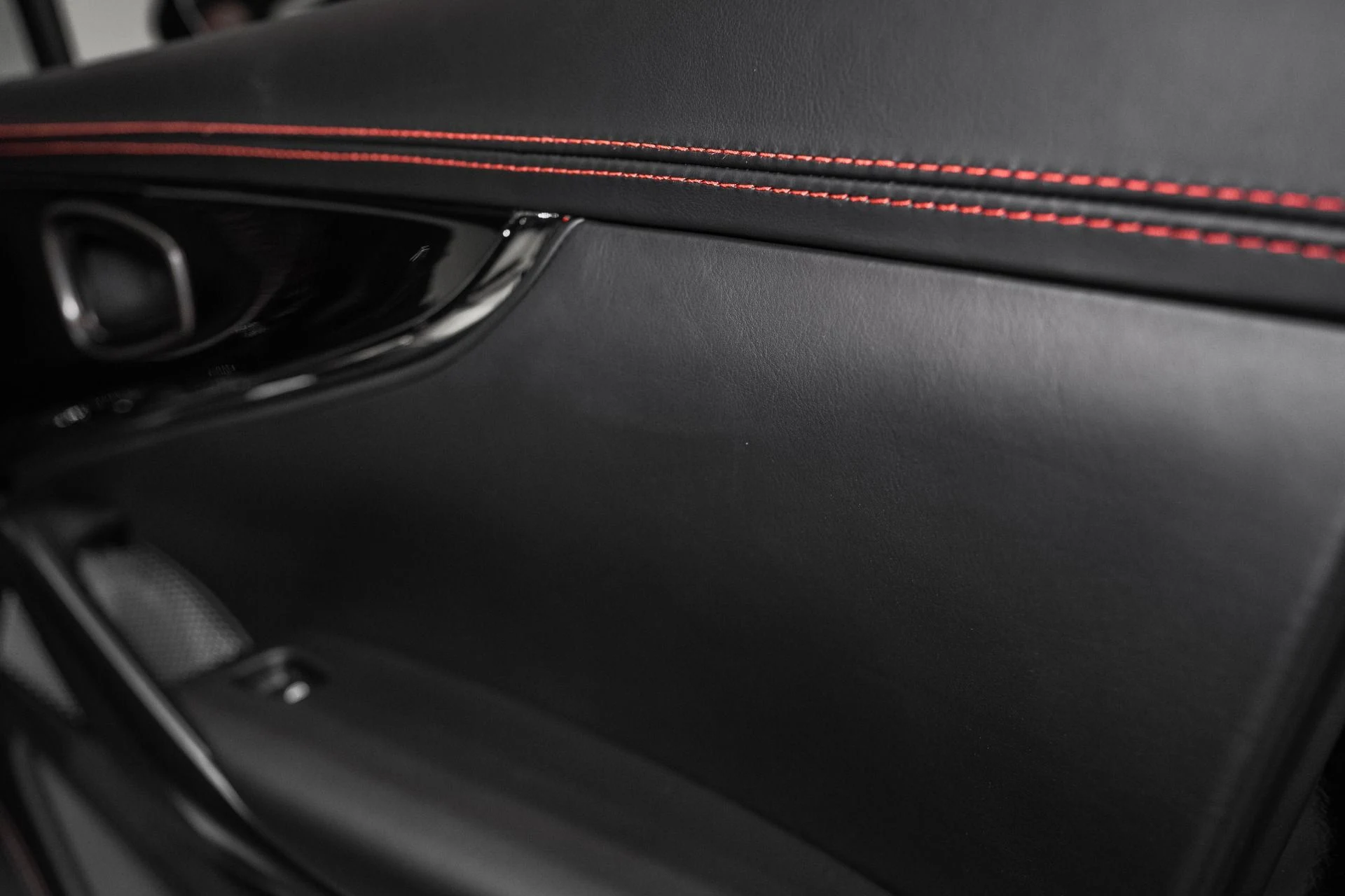 mph043_604980225_New_2026_Aston_Martin_DBX_S_1765985660_48b8ab90dd