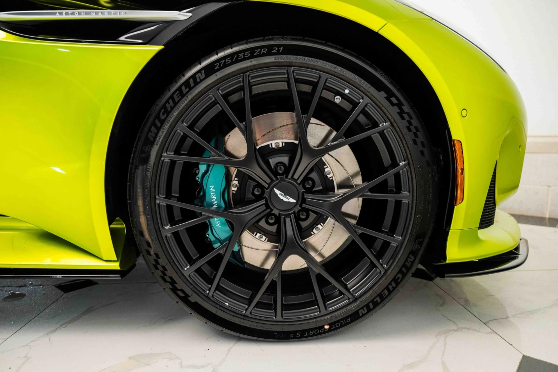 mph043_60846645_Used_2025_Aston_Martin_DB_12_Coupe_1724764184_dd2a34d96e