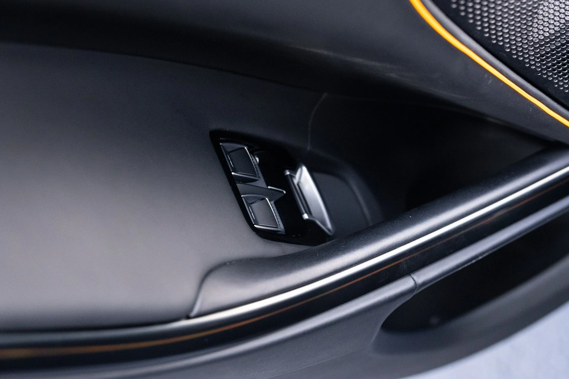 mph043_614815483_Used_2023_Mc_Laren_Artura_1780956042_a7d2f154d8