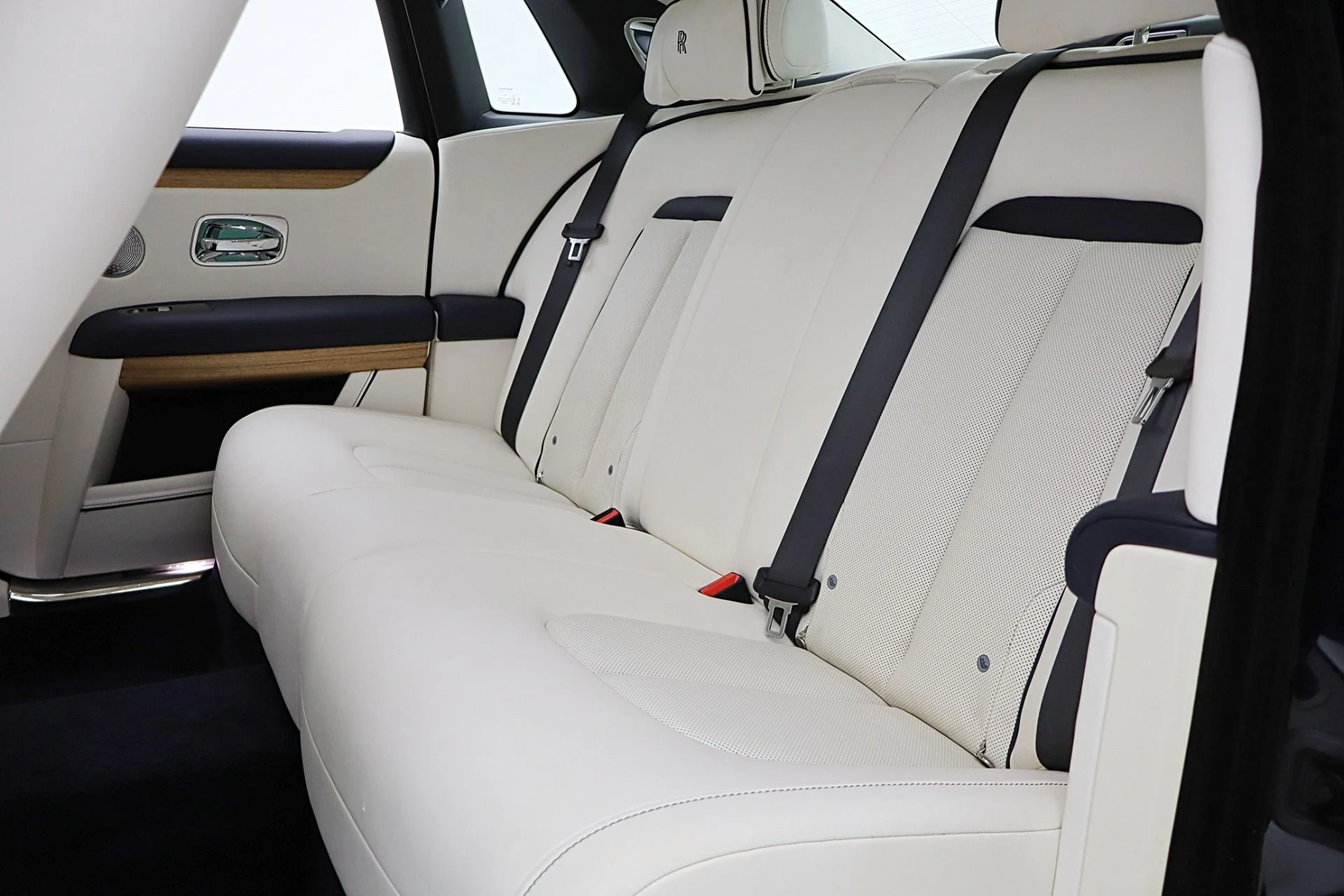 mph043_627893470_New_2025_Rolls_Royce_Ghost_LEASE_OPTIONS_AVAILABLE_75c77c9759