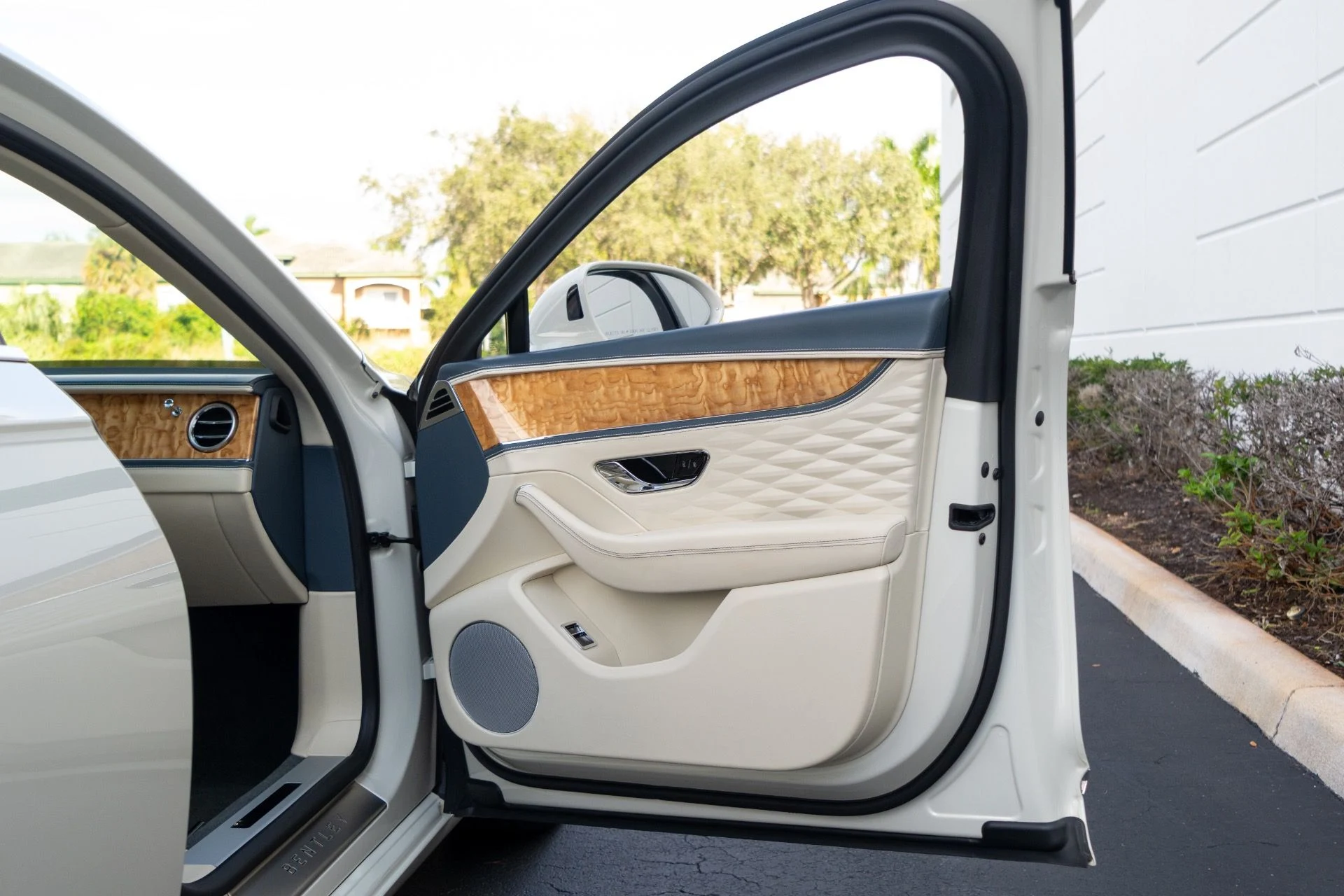 mph043_667982487_Used_2021_Bentley_Flying_Spur_W12_1764864917_7f7f0aae37