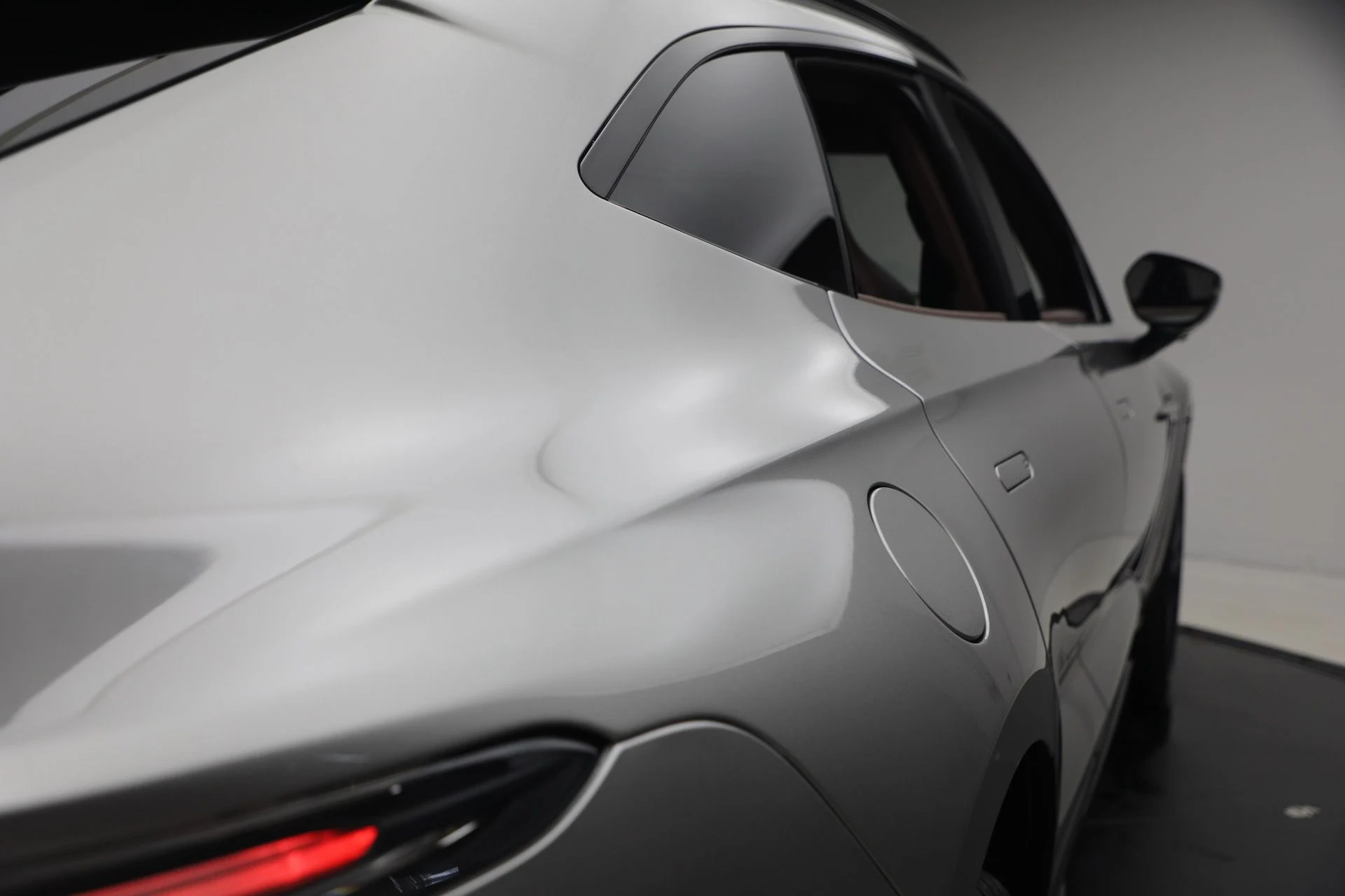 mph043_669202308_New_2026_Aston_Martin_DBX_S_1765053352_954e821a44