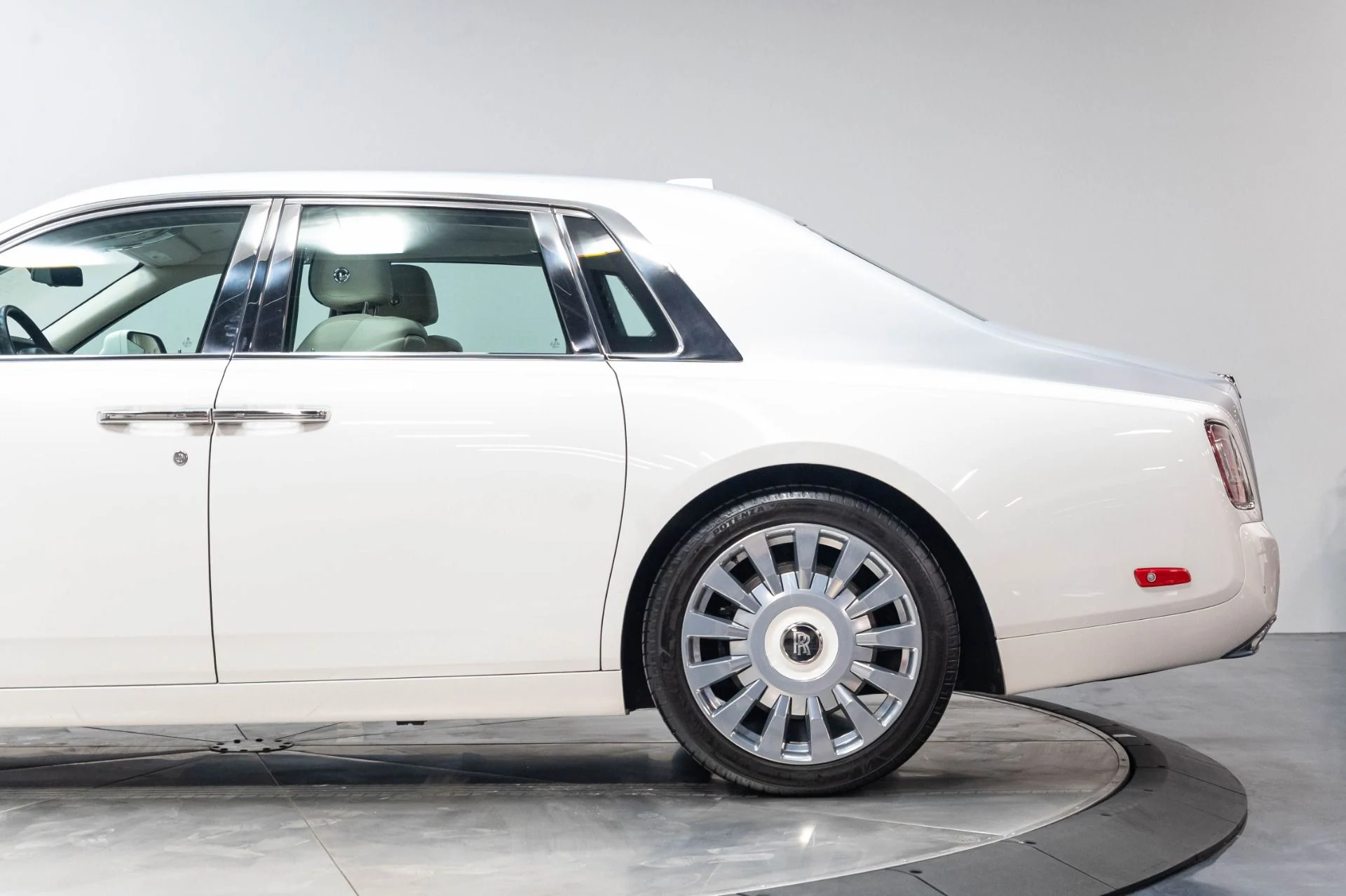 mph043_68902236_Used_2019_Rolls_Royce_Phantom_1784063951_a2b67b143a